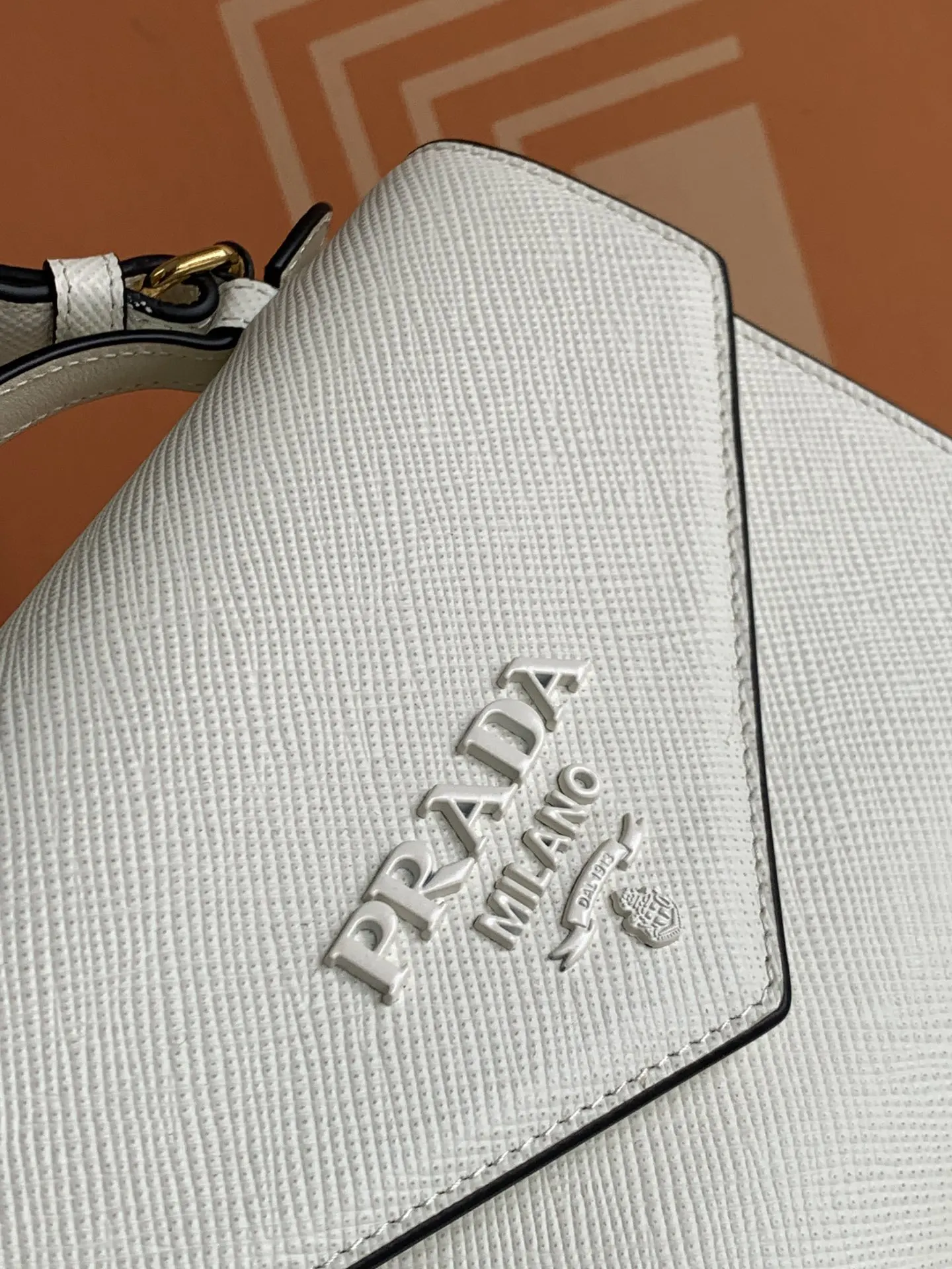Prada Saffiano 1BD317P700 皮革 刺繡 斜背包