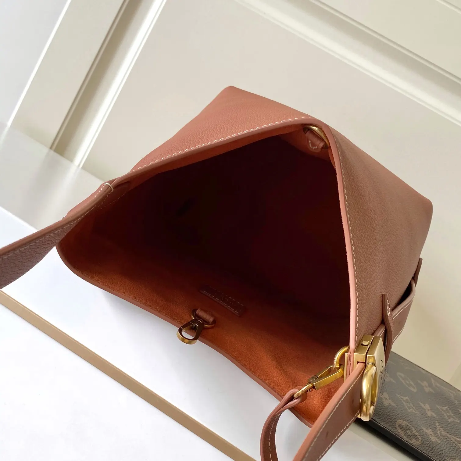 Louis Vuitton M25354 棕色 单肩包