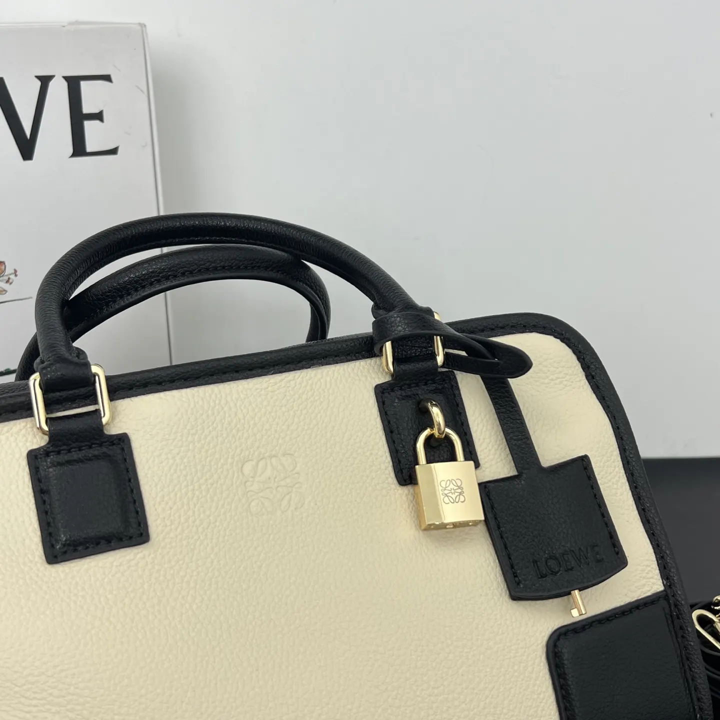 Loewe 牛皮手提包 精選款(數字6) Loewe 牛皮手提包 精選款(數字6)