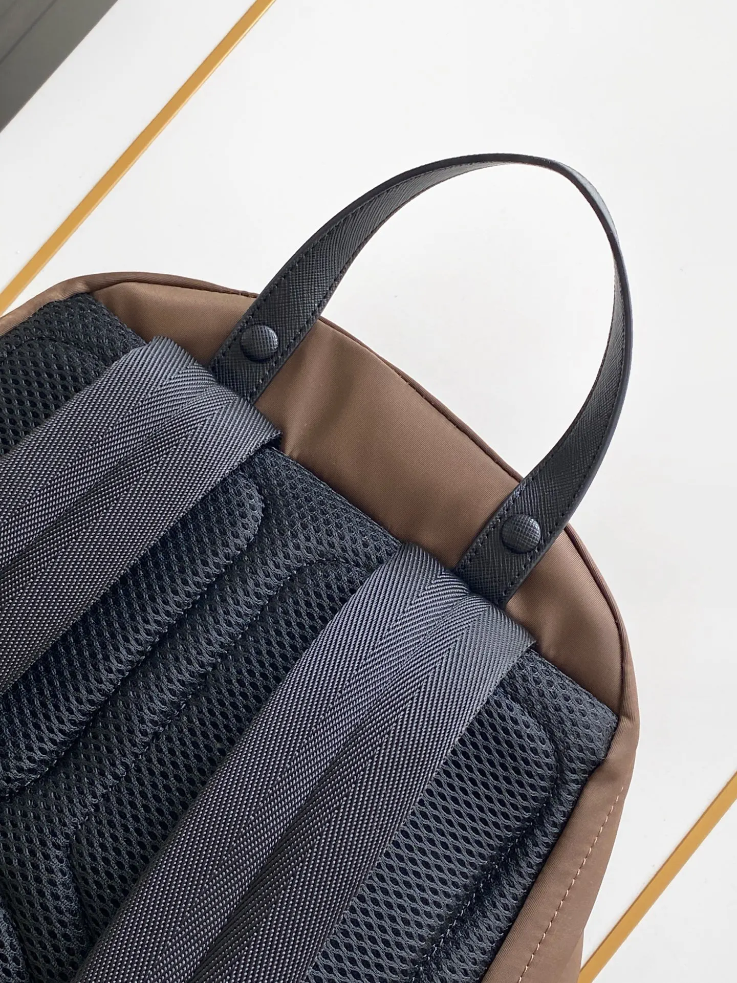 PRADA 2VZ048 Re-Nylon尼龙 Saffiano十字纹牛皮 双肩背包 轻便实用款