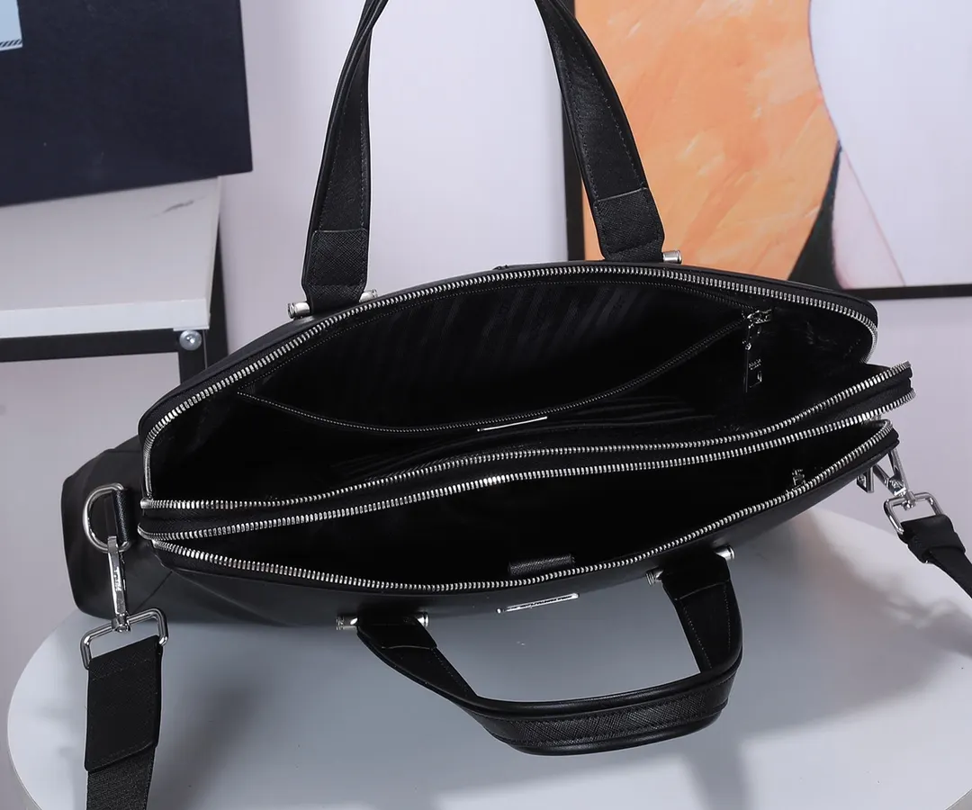 Prada 黑色 藍色 牛皮 公文包 商務通勤款(數字9) Prada 黑色 藍色 牛皮 公文包 商務通勤款(數字9)