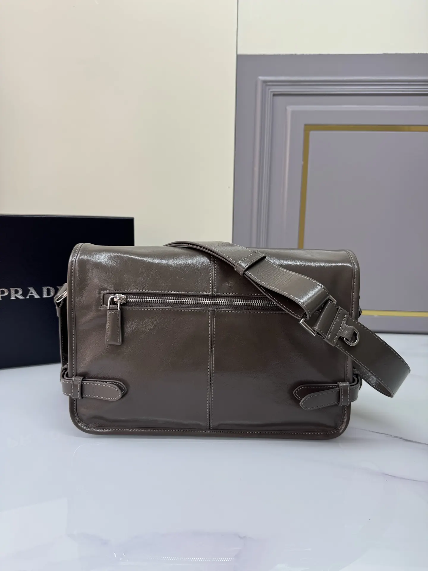 PRADA 皮革 三角标 邮差包 通勤百搭款