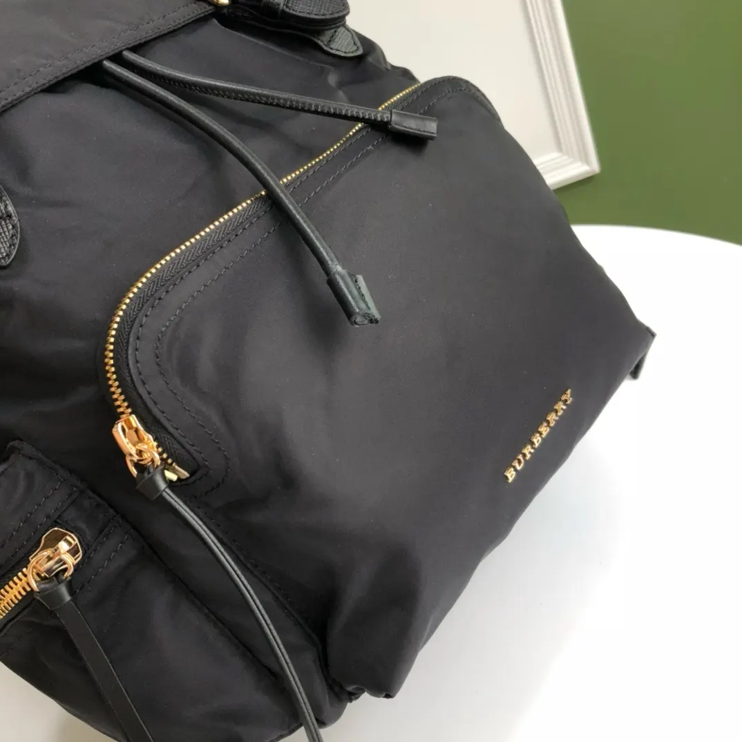 尼龍 黑 棕 「The Rucksack 军旅」为时装秀主 單肩包 日常單肩背款
