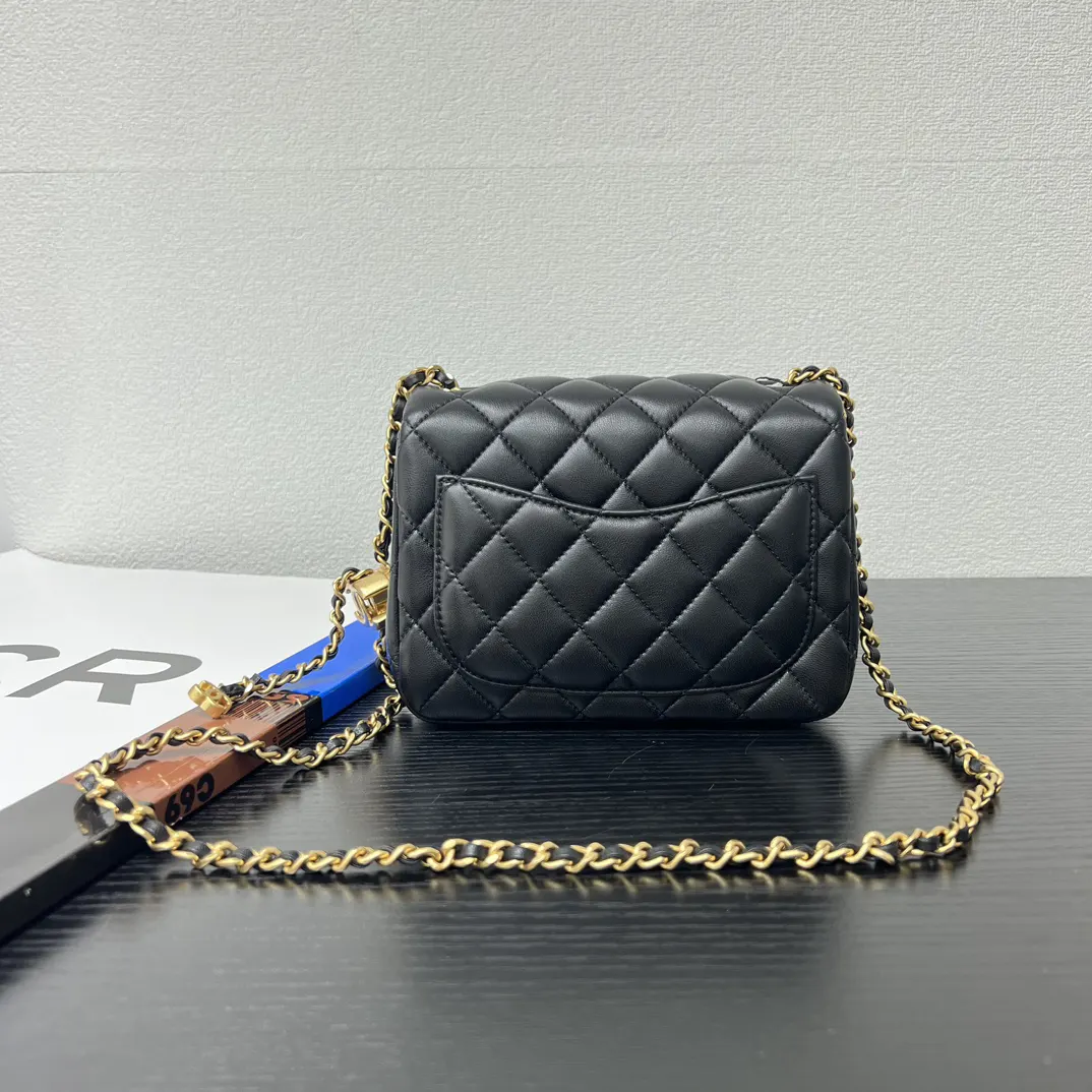 CHANEL 黑色小羊皮菱格链条包 金扣款