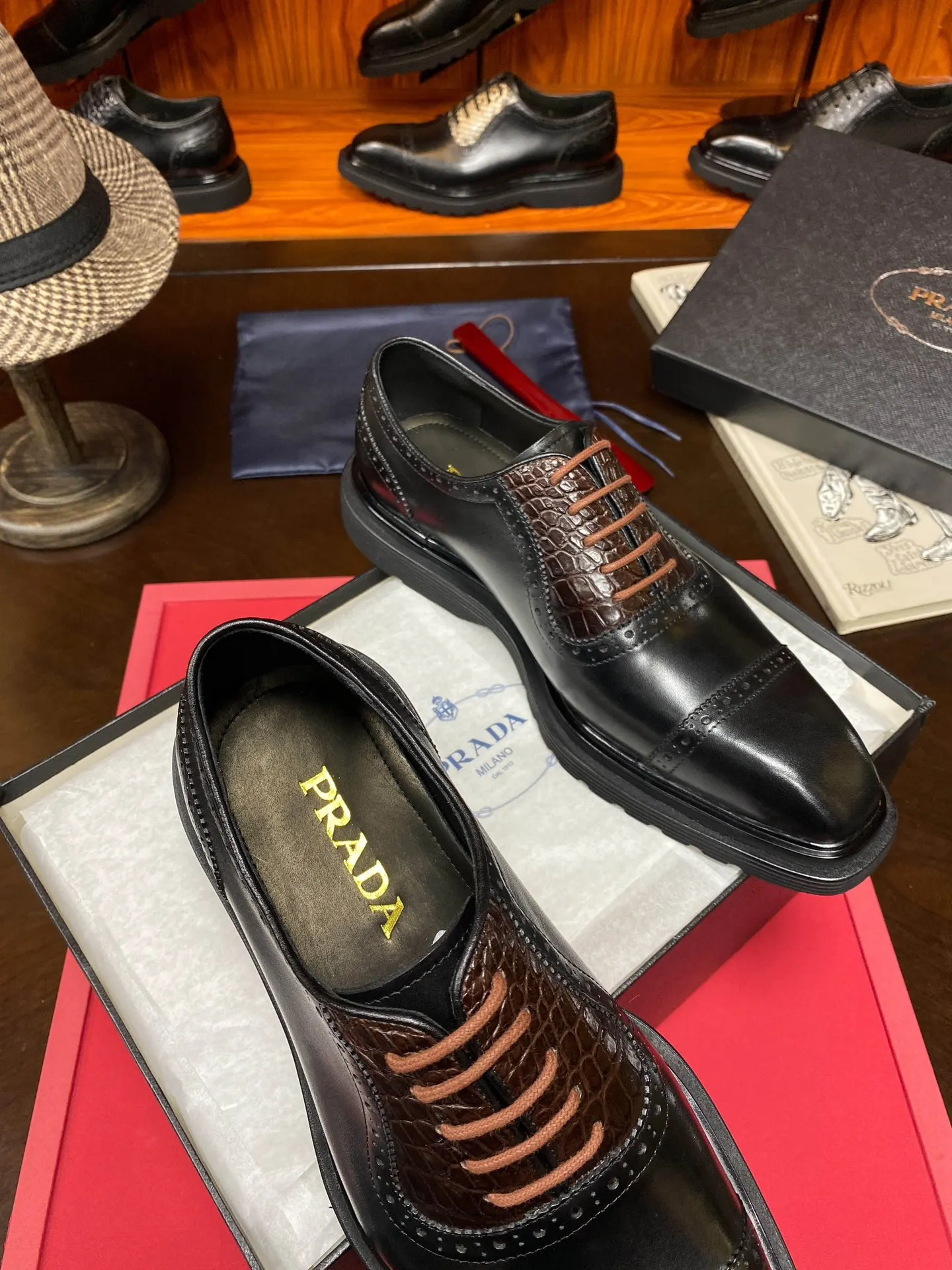 Prada 鳄鱼皮 牛皮 休闲鞋 舒適