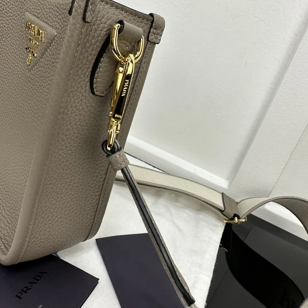 Prada 雙肩背包 輕便实用
