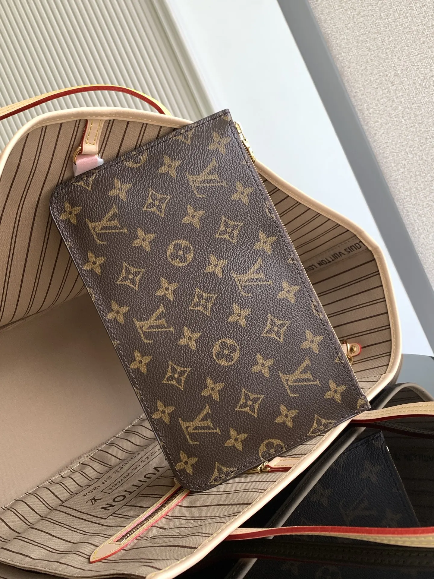 牛皮 两侧饰带无论束紧或舒展 均可展现别样风采 托特包 大容量托特款