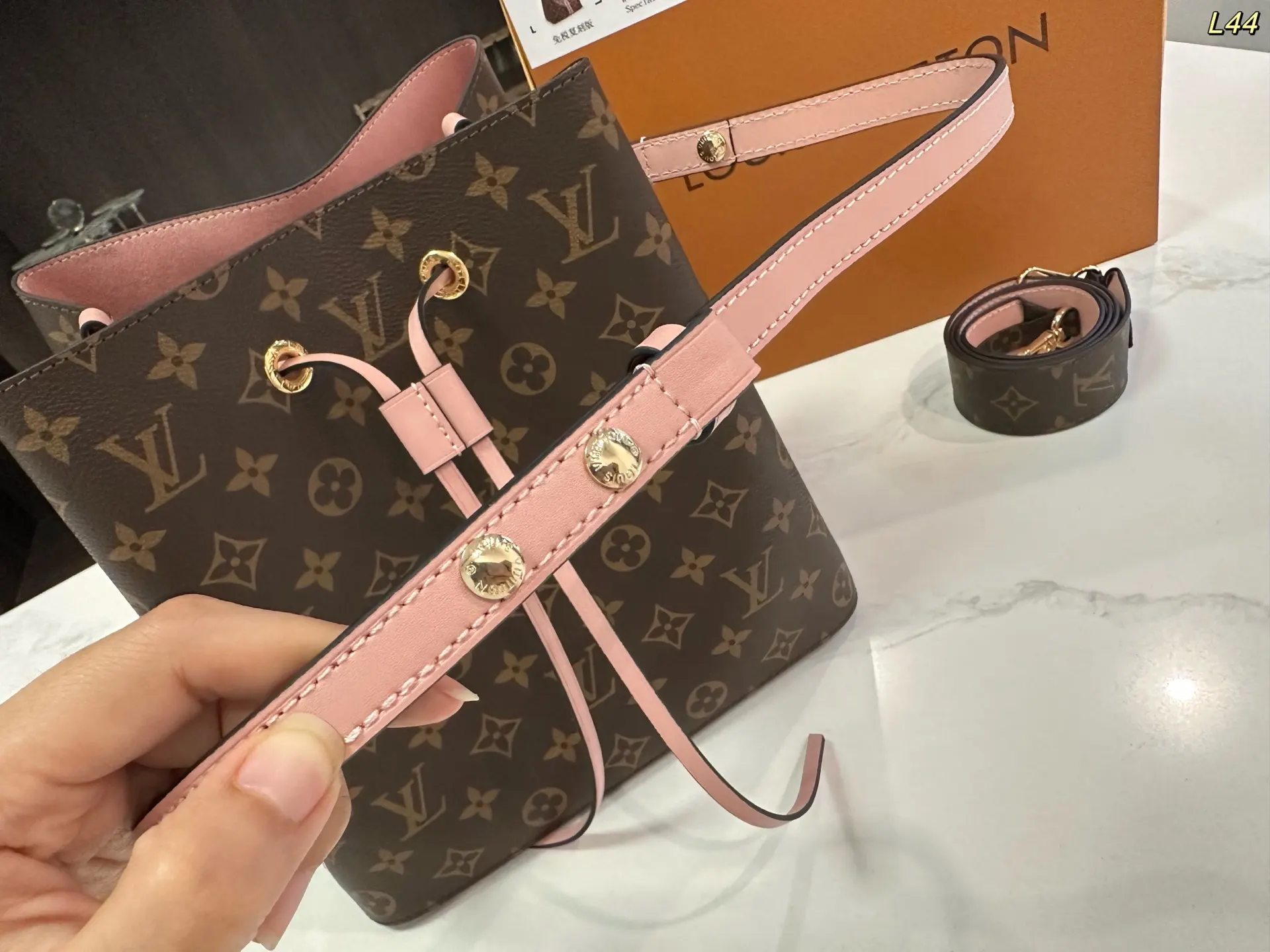 LV 小牛皮 钢五金 水桶包 休闲水桶款