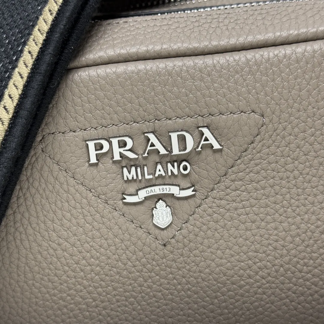 Prada 鹿皮 牛皮 双肩背包 轻便实用