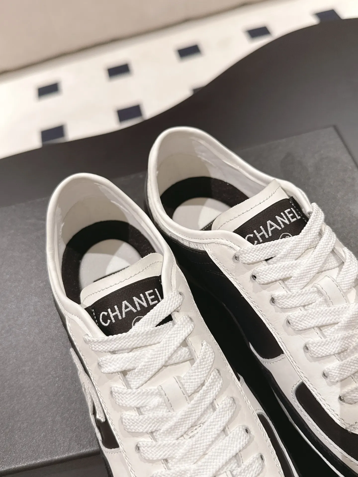 CHANEL 黑白拼色羊皮休闲鞋 红色细节款