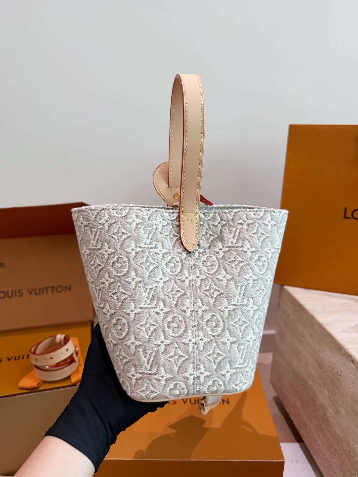 LV 牛皮 浅色帆布轻微防水 日常通勤或休闲都很适合 斜挎包 轻便斜挎款