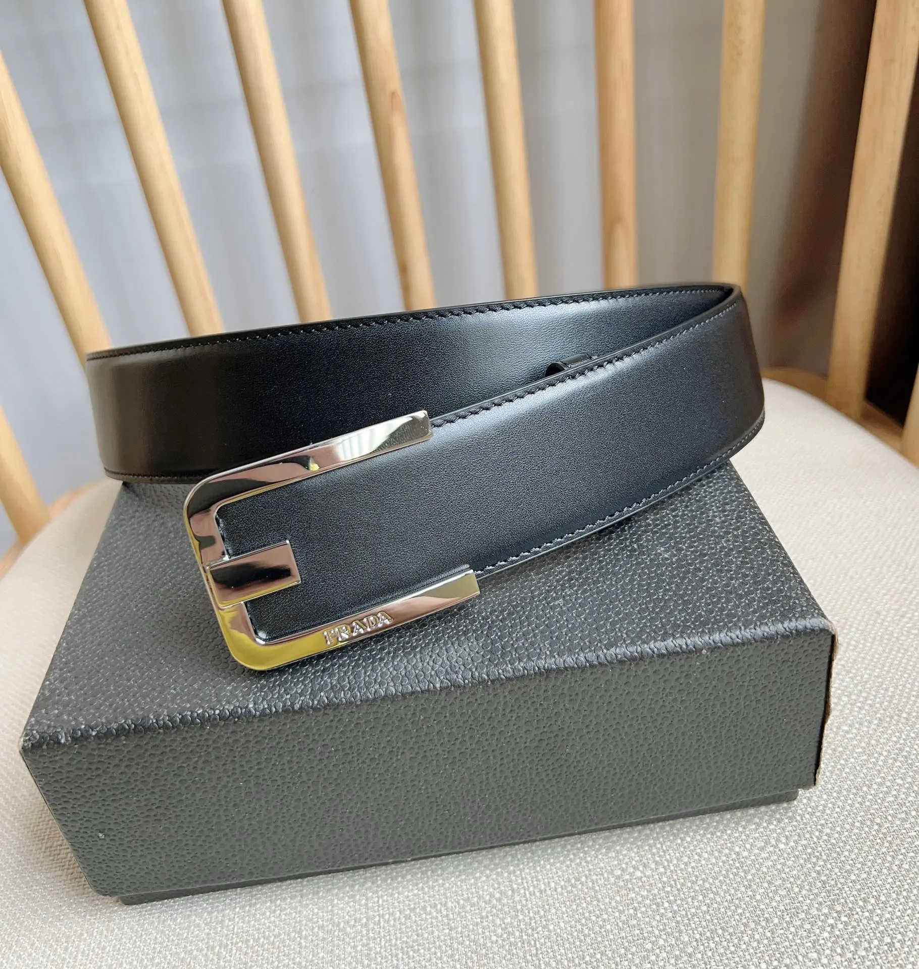 Prada Logo 金属标 腰带 通勤搭配