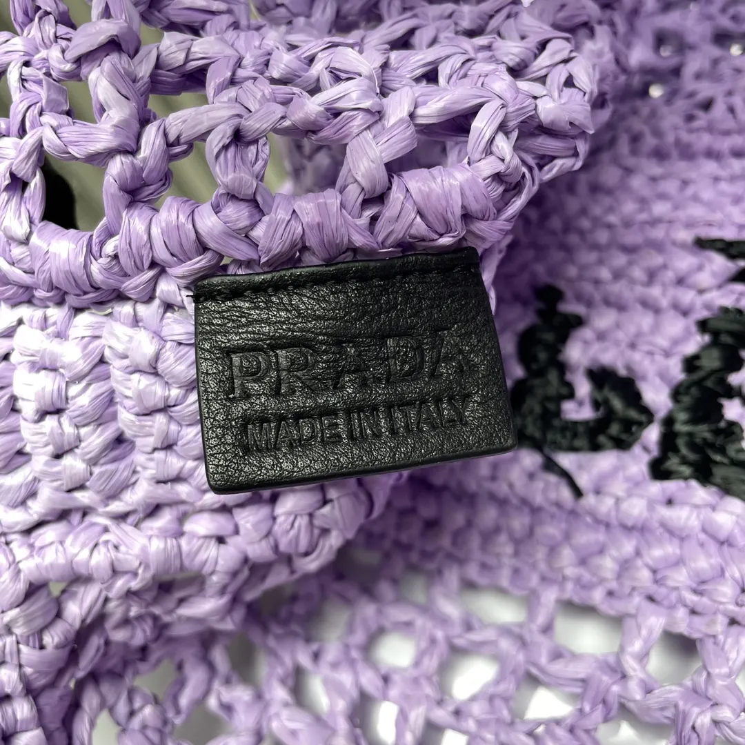 标志性的家三角形徽标焕新重释 装点包身正面 中心处饰 托特包 大容量托特款