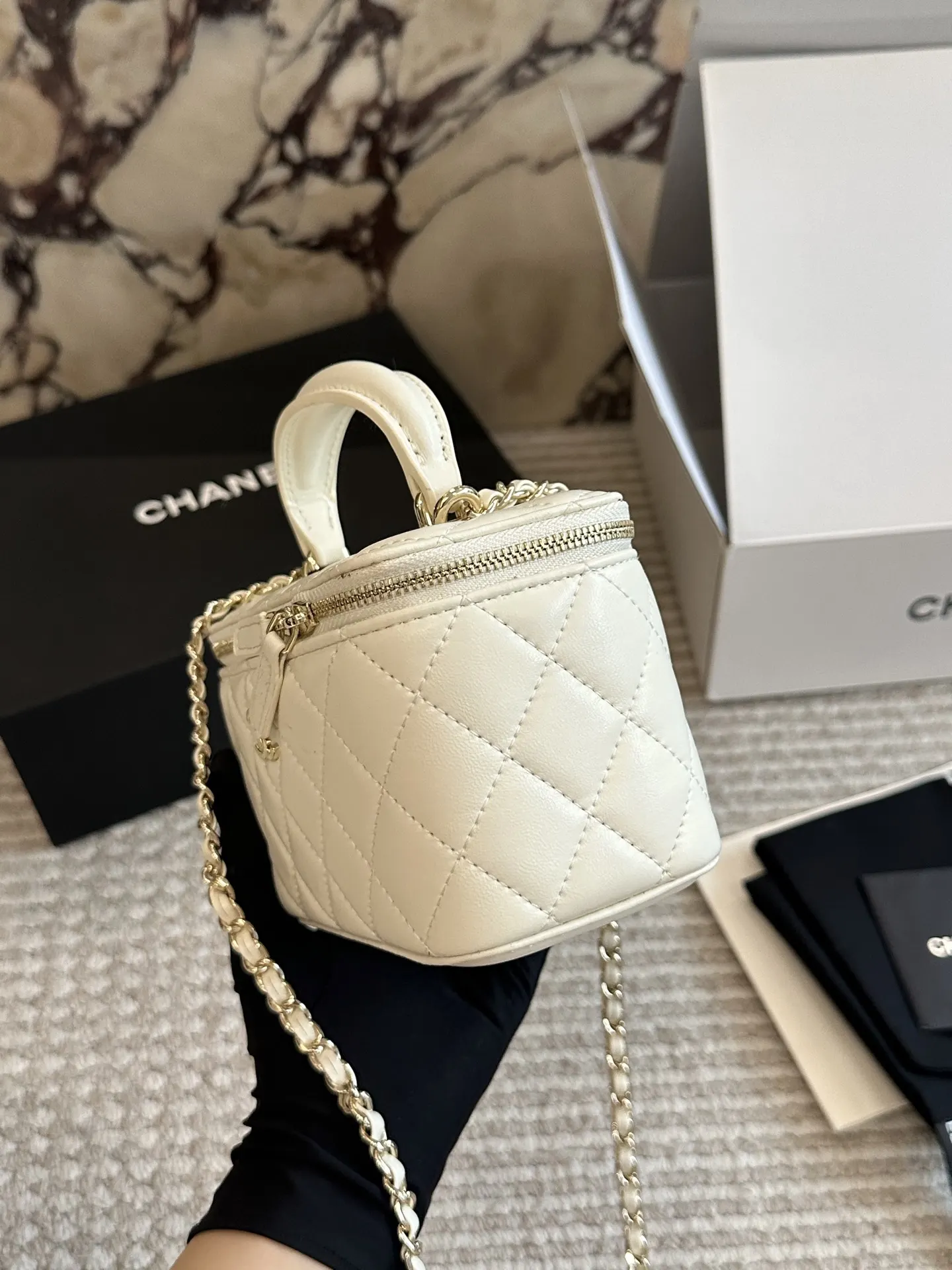 CHANEL 羊皮 亮面金标菱格纹羊皮手柄长 包手提单肩 斜挎包 轻便斜挎款