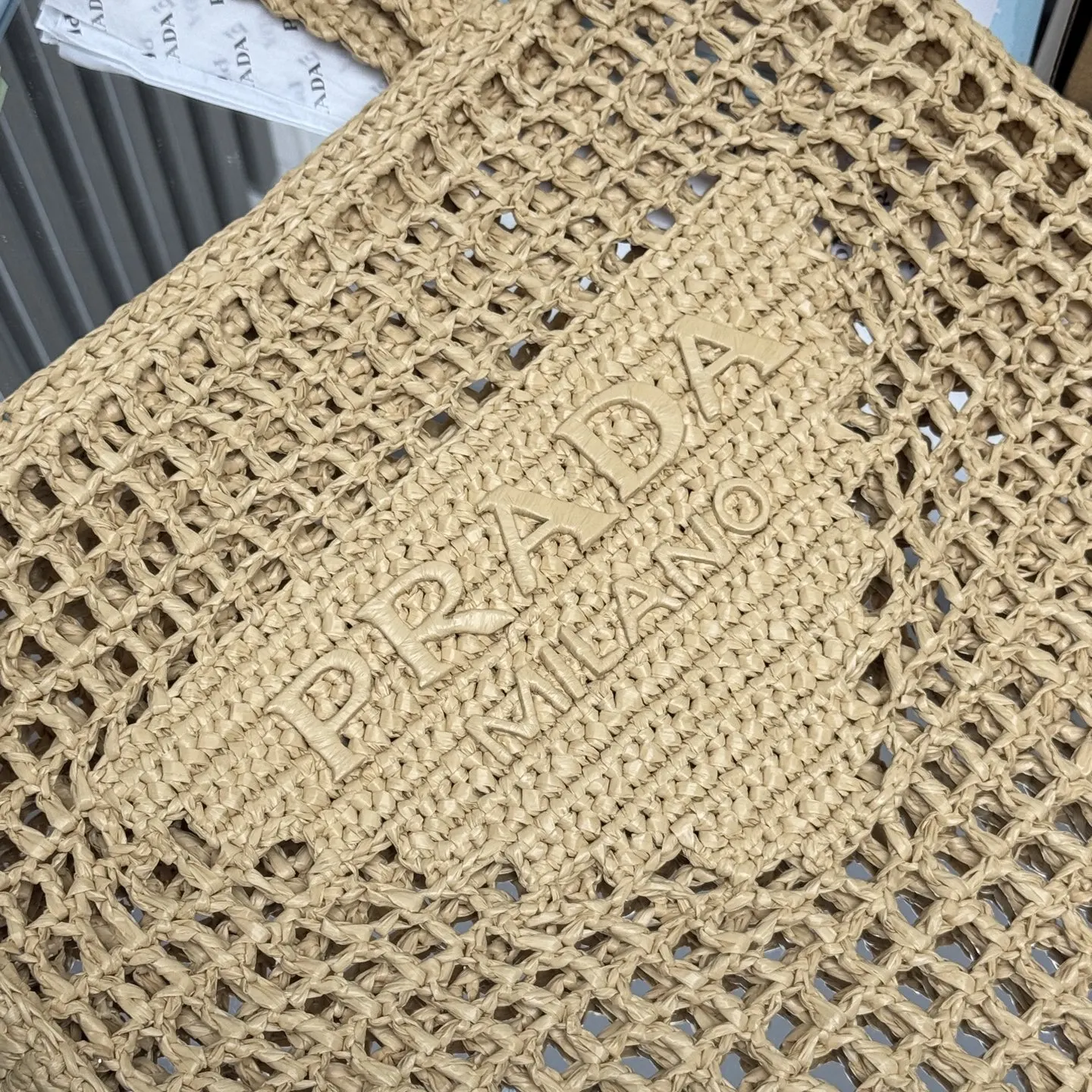 标志性的家三角形徽标焕新重释 装点包身正面 中心处饰 托特包 大容量托特款