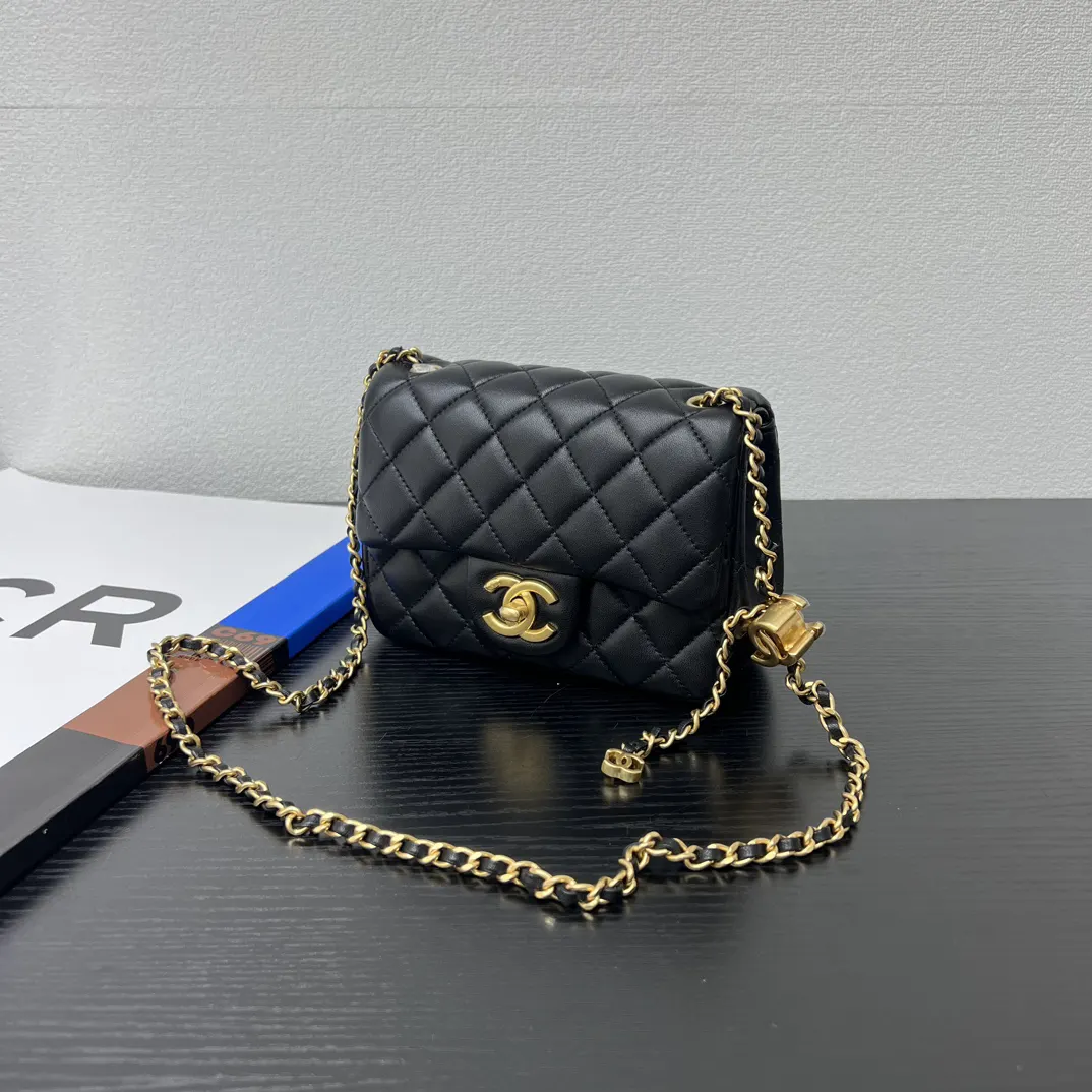 CHANEL 黑色小羊皮菱格链条包 金扣款