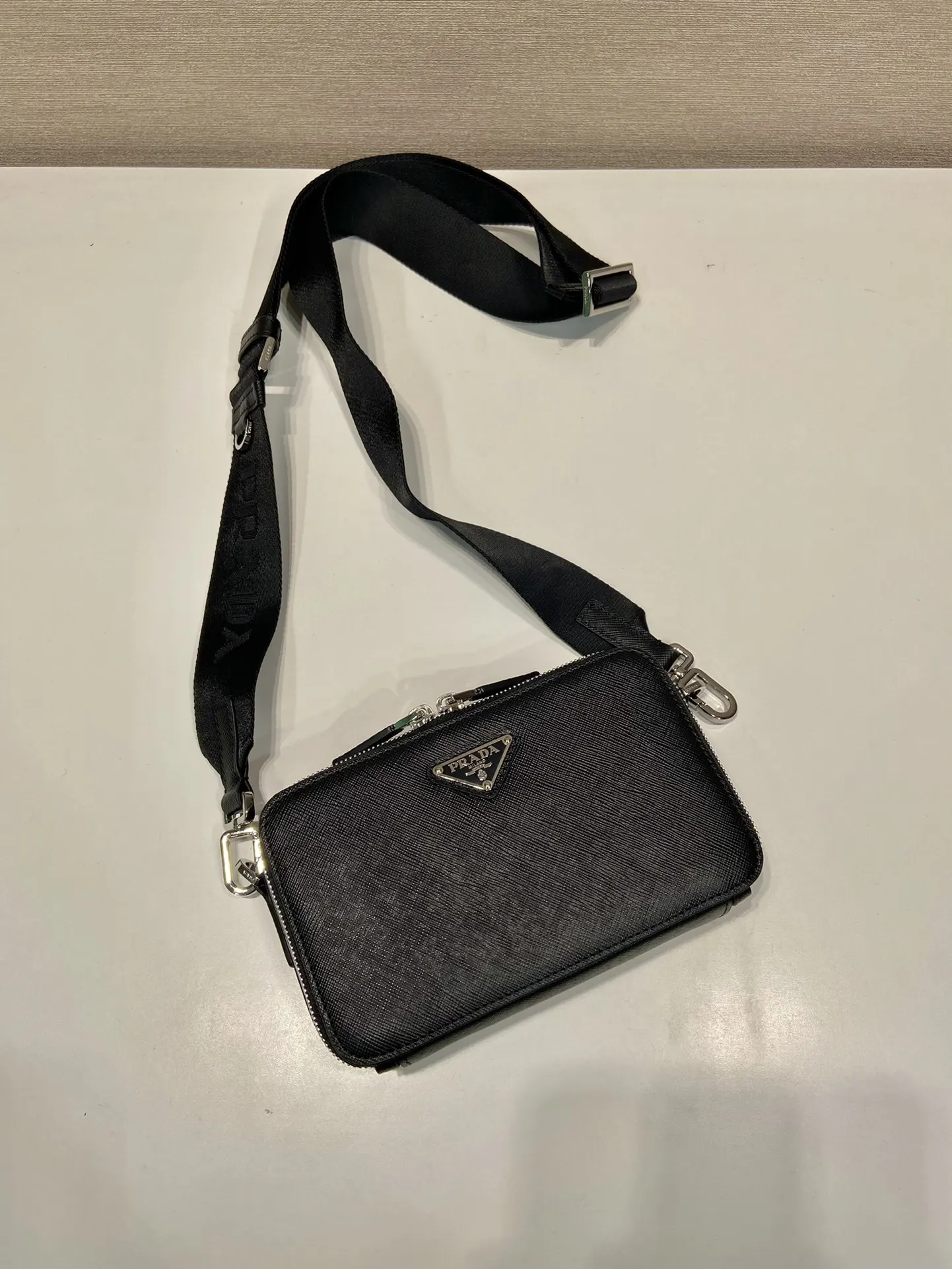Saffiano 容量空间大 值得拥有 赶紧入手吧 长 高 斜挎包 轻便斜挎款