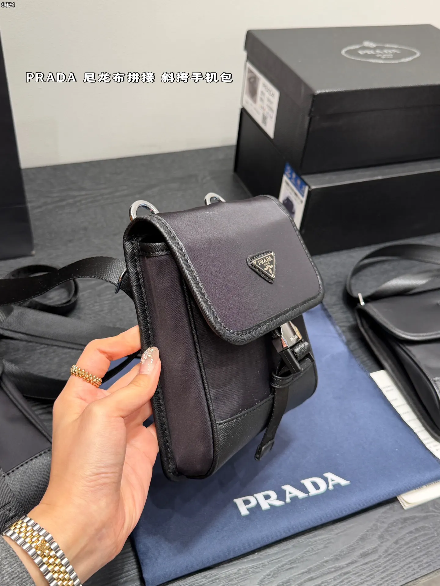 Prada Re-Nylon 黑色 皮革 Saffiano 十字纹 斜挎包