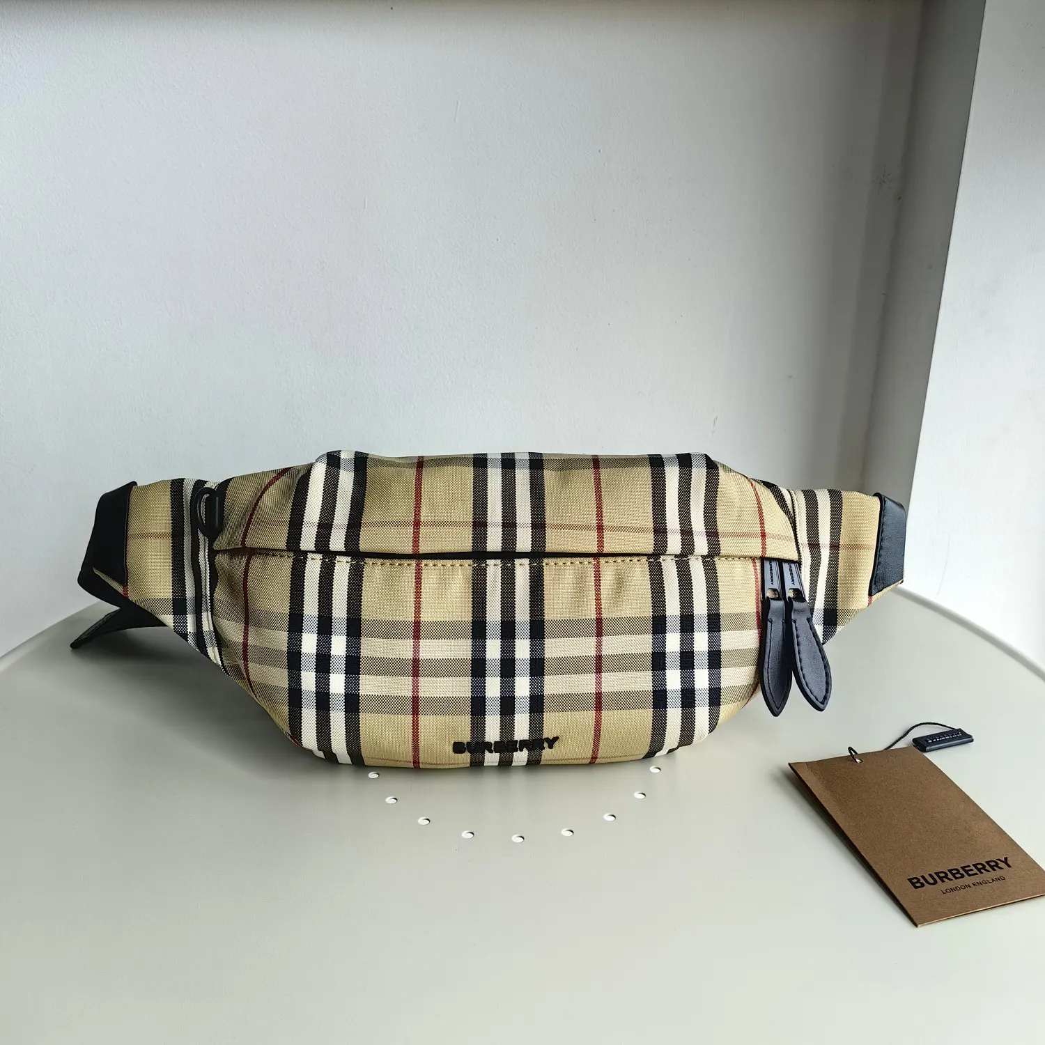 Burberry 設計借鉴九十 代街头风格 焕新装饰 格纹 融入 腰包 休閒腰包款