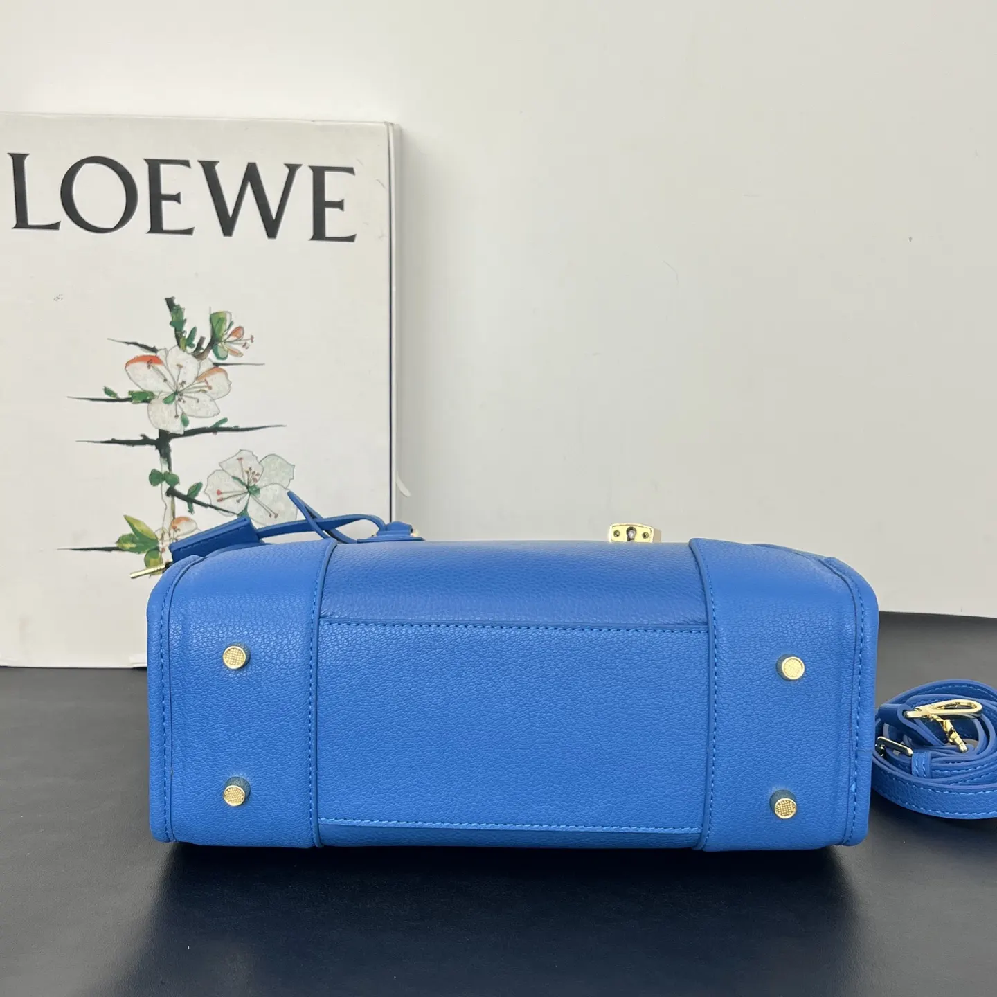 Loewe 牛皮手提包 精選款(數字17) Loewe 牛皮手提包 精選款(數字17)