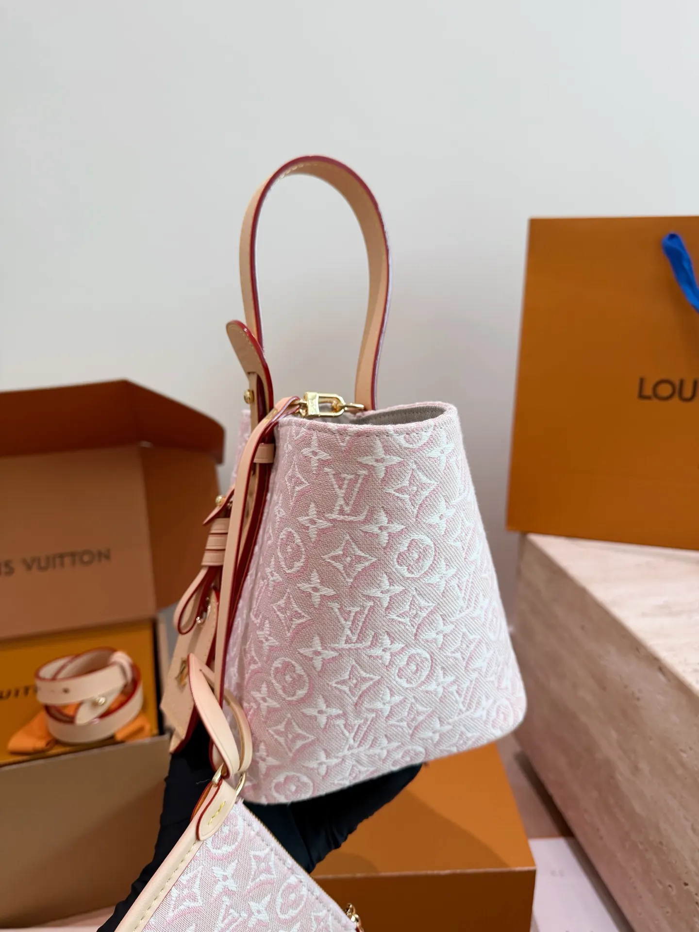 LV 牛皮 浅色帆布轻微防水 日常通勤或休閒都很適合 斜背包 輕便斜挎款