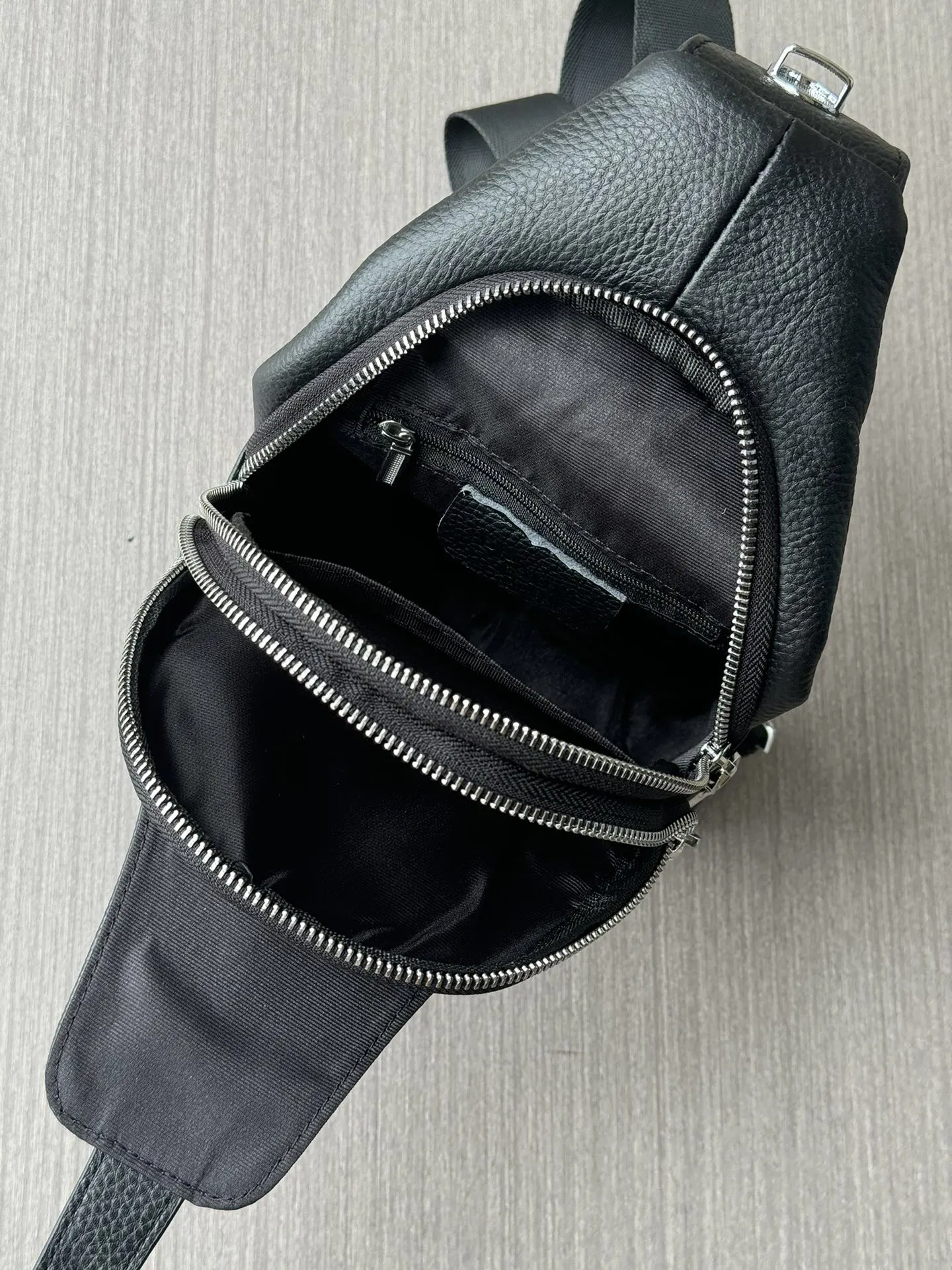 Prada 黑色 鳄鱼皮 牛皮 腰包 轻便实用