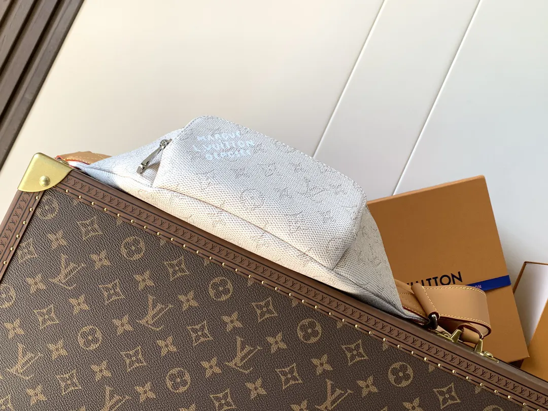 牛皮 贴身构型方便取放主隔层物品 可调节背带实现系腰 肩背 腰包 休闲腰包款
