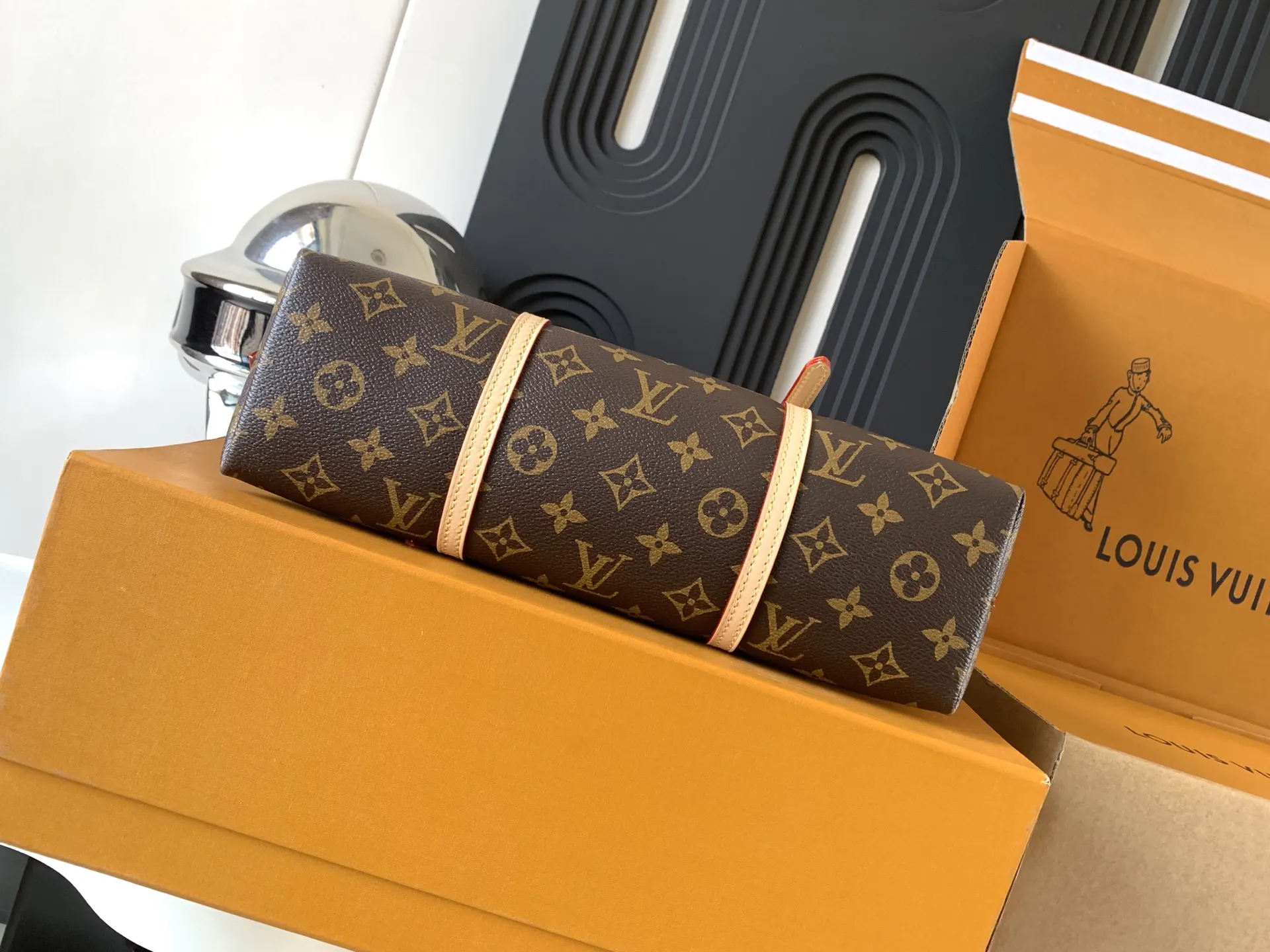 LV 黑色壓紋托特包 大容量款(數字10) LV 黑色壓紋托特包 大容量款(數字10)