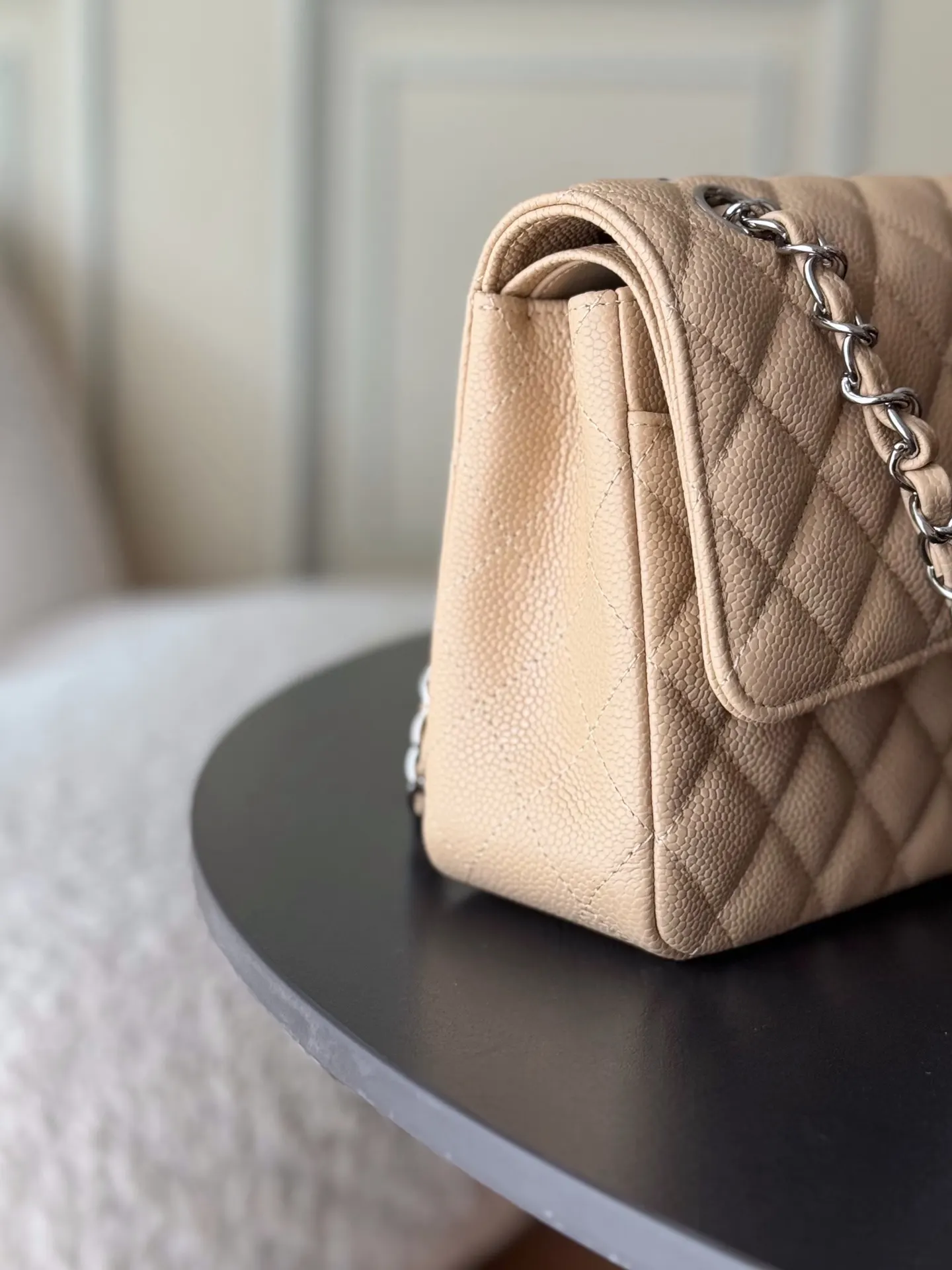 Chanel 米棕色鱼子酱牛皮翻盖链条包 金扣