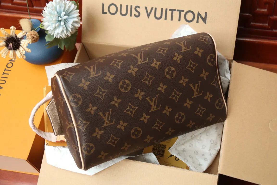 LV 老花 牛皮 皮质宽手柄可舒适提携 亦可置于挂钩上 实乃不可或缺的 化妆包 便携收纳款