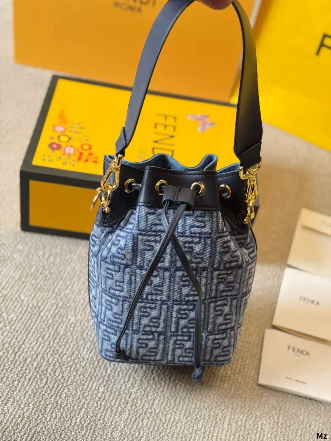 Fendi 一长一短两条可拆卸肩带 可單肩背或斜挎 水桶包 休閒水桶款