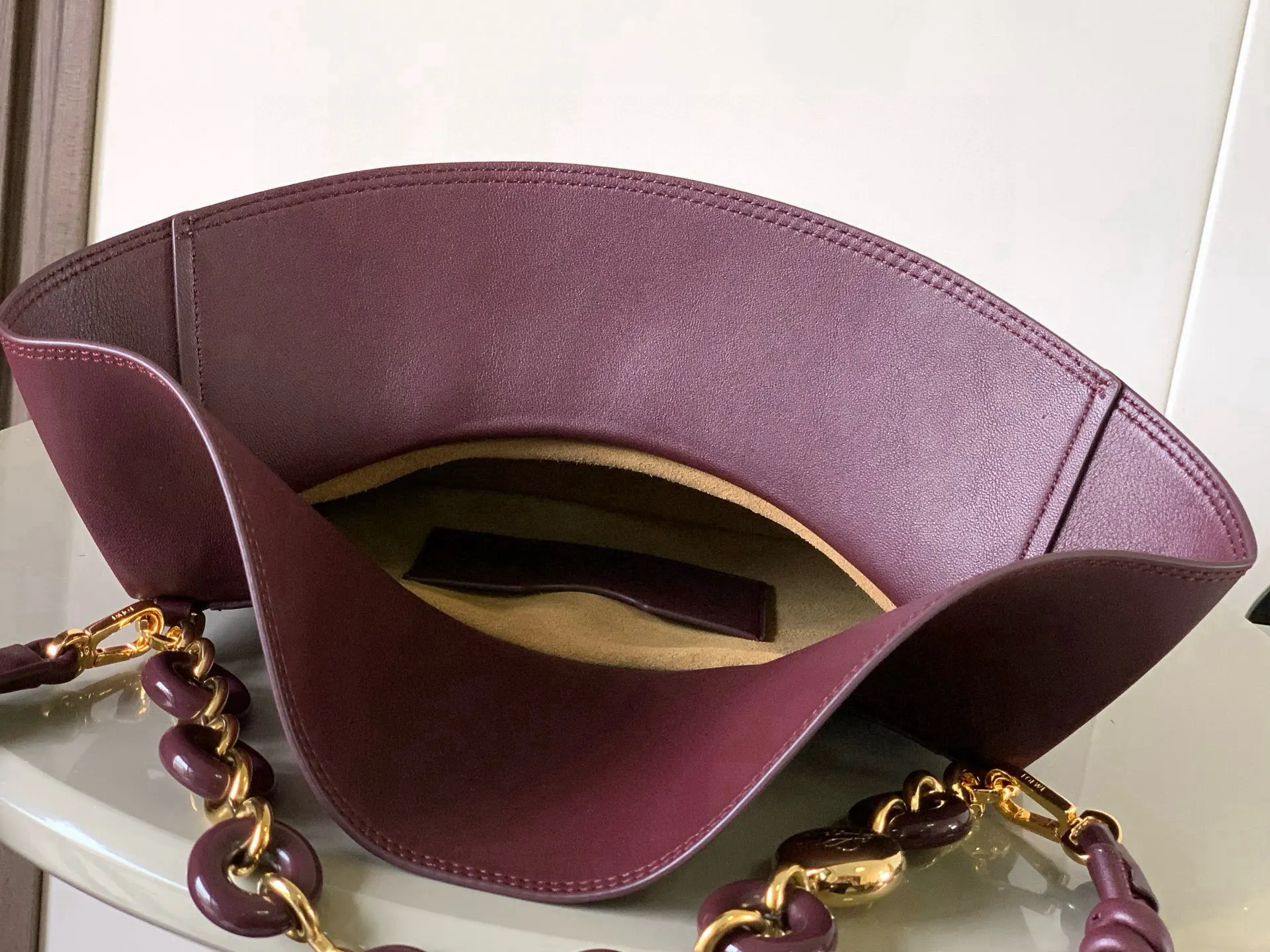 Chain Bag Lightweight Leather Image 9 Chain Bag Lightweight Leather Image 9