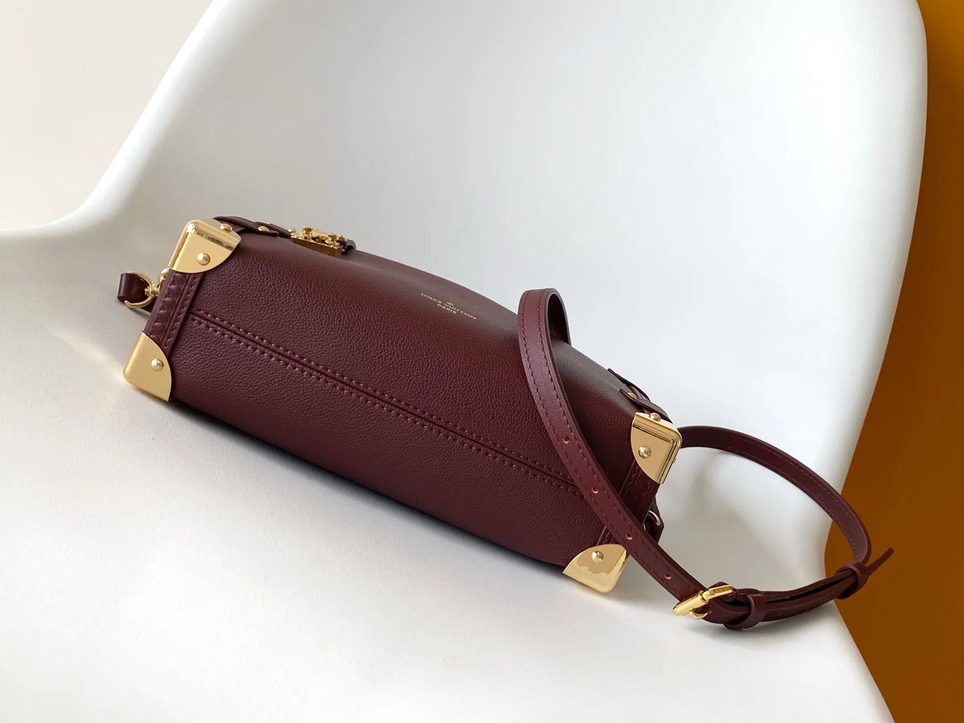 牛皮 动态 本款 Side Trunk 中号手袋出自 链条包 精致链条款