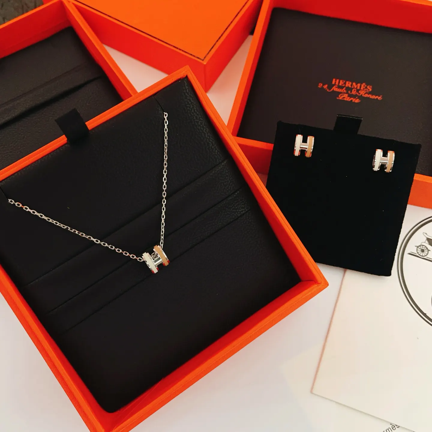 Hermès 銀色 首饰 精致配飾 項鏈(數字6) Hermès 銀色 首饰 精致配飾 項鏈(數字6)