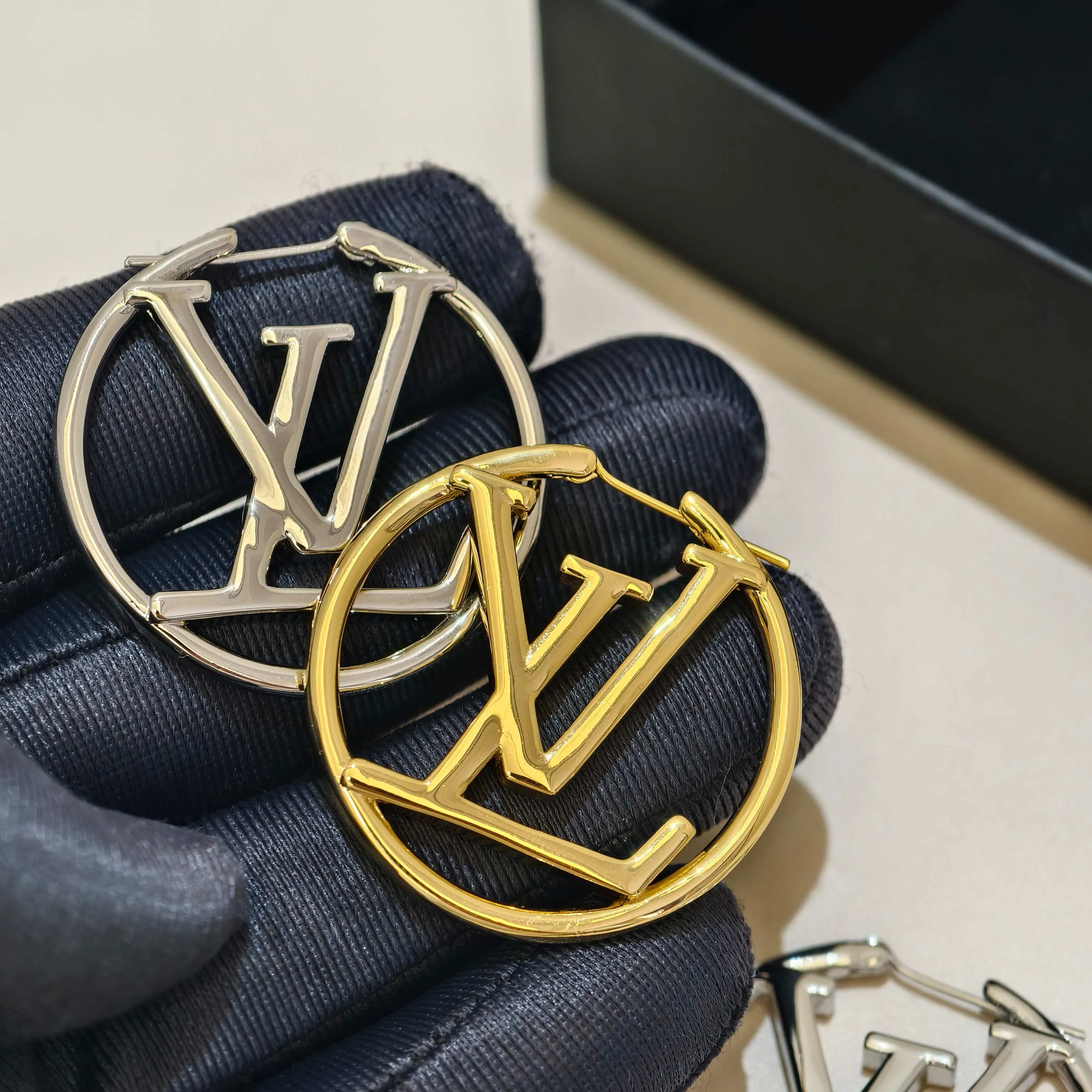 Louis Vuitton 字母 耳环 优雅耳饰