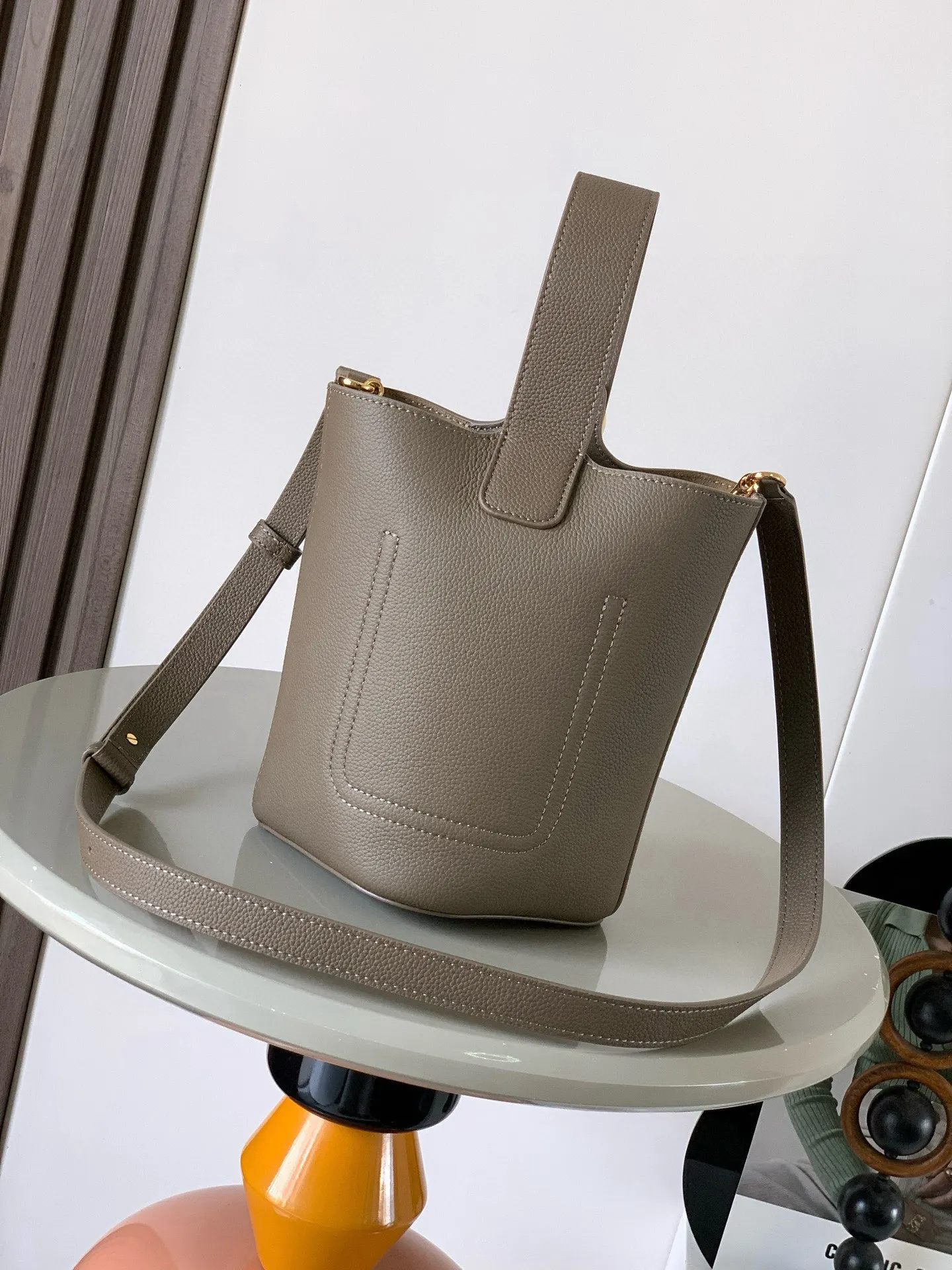 牛皮 迷你柔软粒面牛皮革 bble Bucket 水桶手袋 水桶包 休閒水桶款
