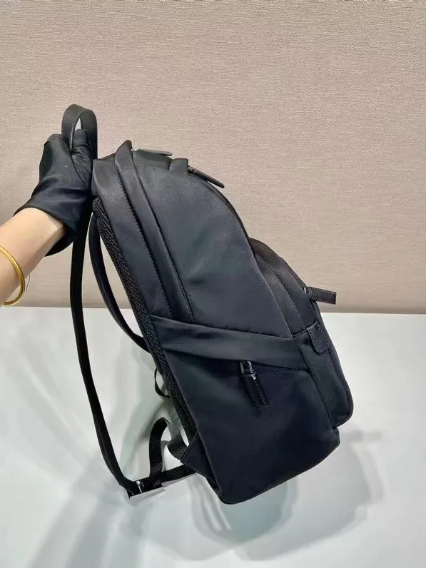 Prada 尼龙 十字纹牛皮 三角标 双肩背包 轻便实用