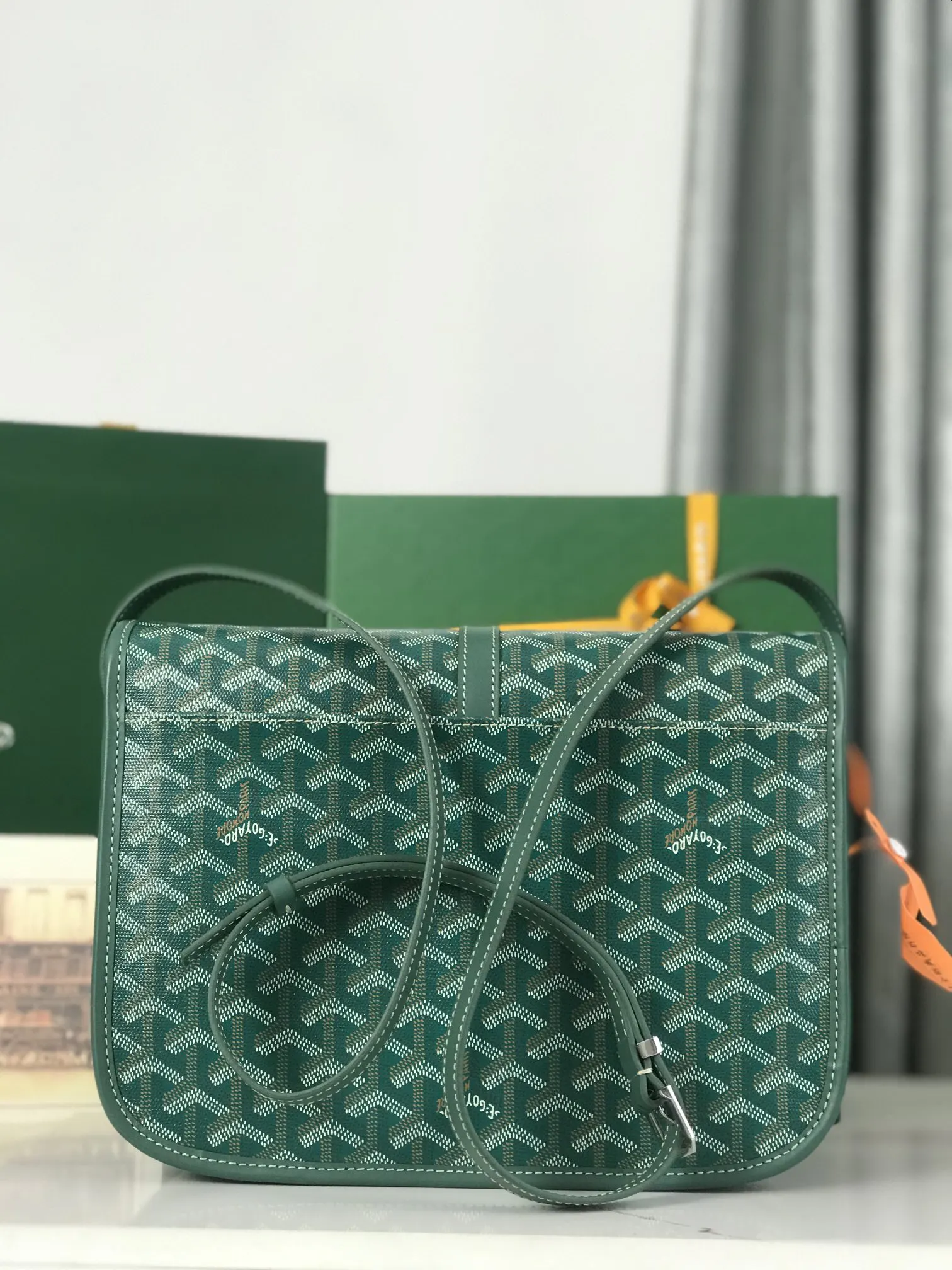 Goyard 皮質镶边以线条的方式凸显出包身轮廓 翻盖的皮質内衬亦 收納包 旅行收納款