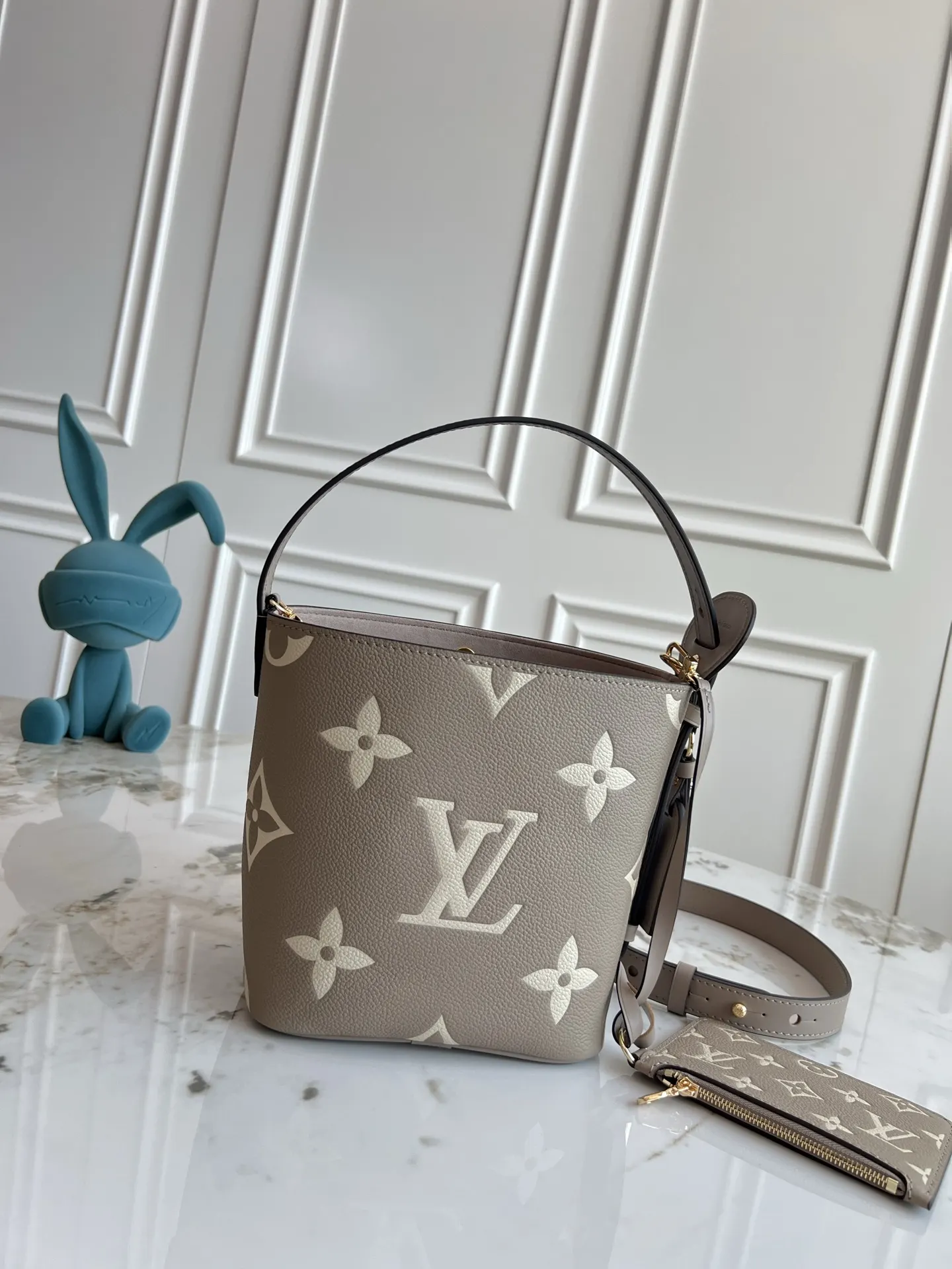 LV 黑灰老花斜背包(數字3) LV 黑灰老花斜背包(數字3)