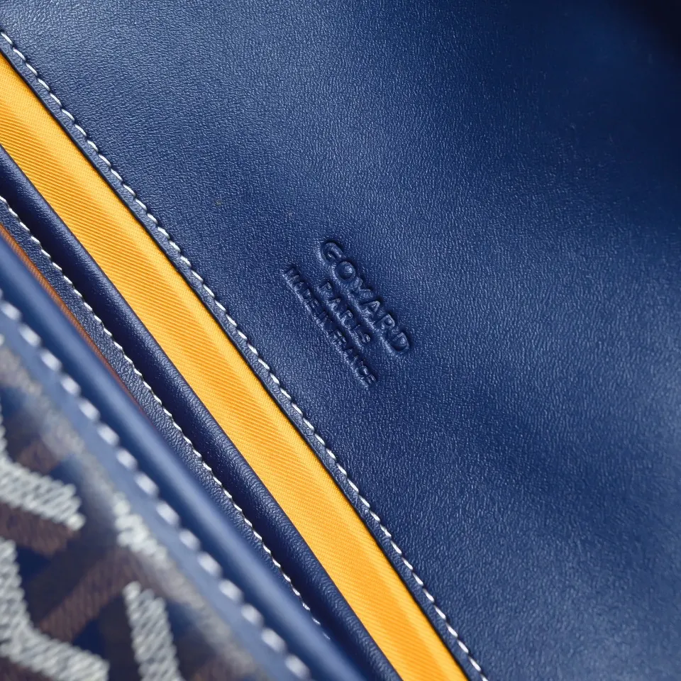 Goyard 皮质镶边以线条的方式凸显出包身轮廓 翻盖的皮质内衬亦 收纳包 旅行收纳款