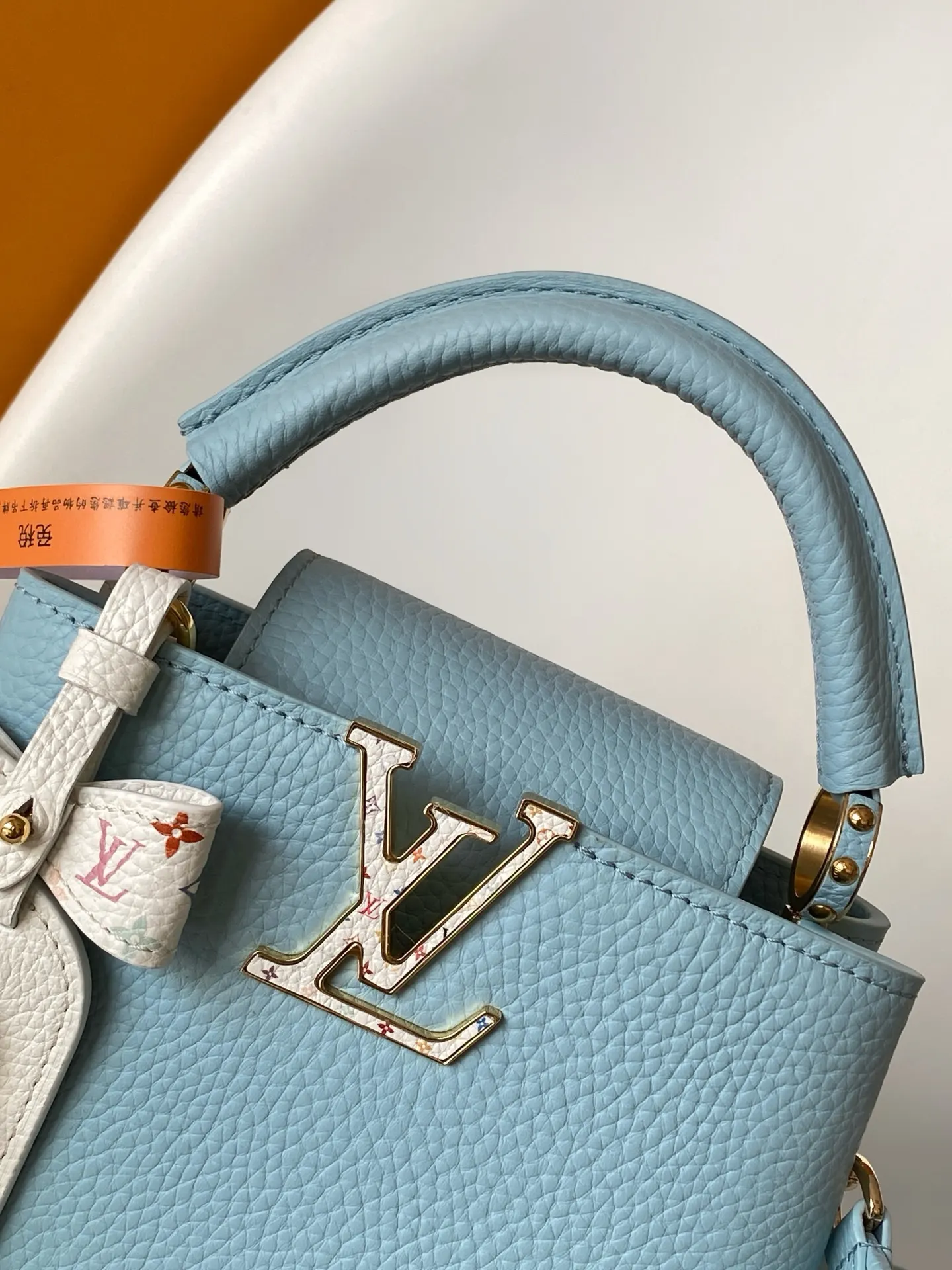 LV 黑色 白色 牛皮 字母和可拆卸 Mo肩带浸染明丽色调 致 收纳包 旅行收纳款