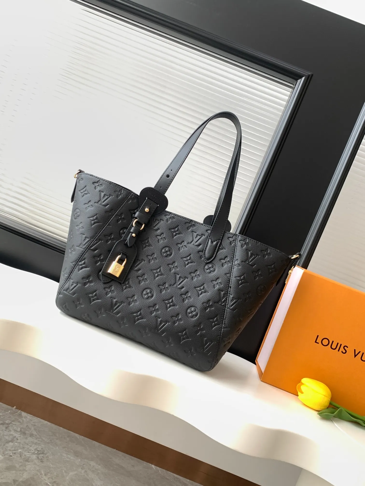 LV Victorine black, tote bag, large capacity commuter model Image 9 LV Victorine black, tote bag, large capacity commuter model Image 9