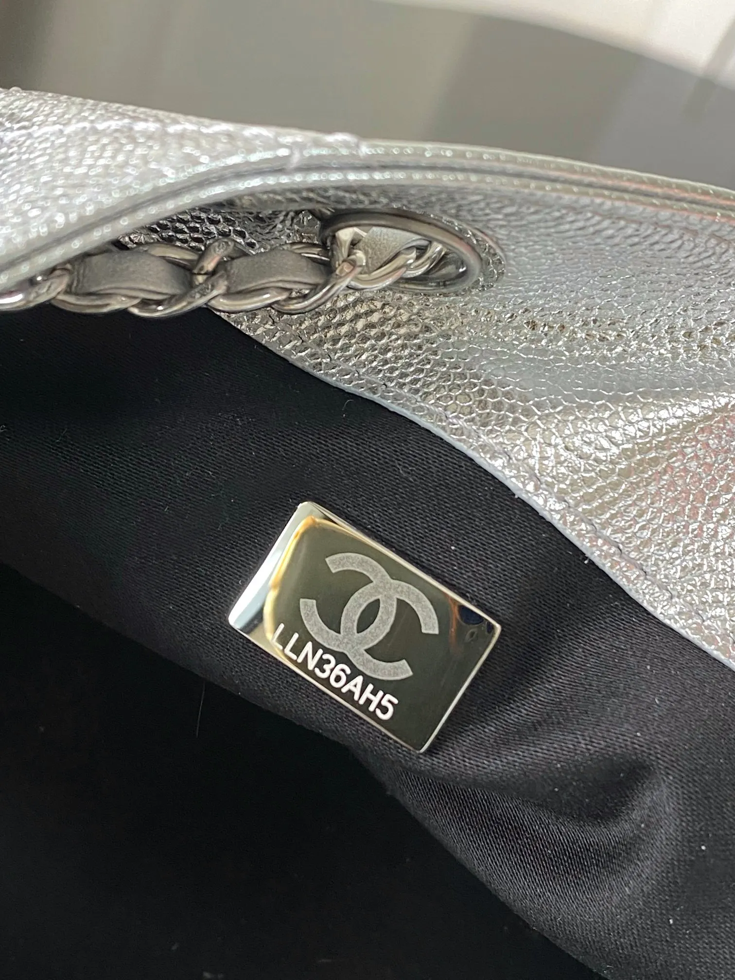 CHANEL 銀色牛皮Hobo腋下包 金链款
