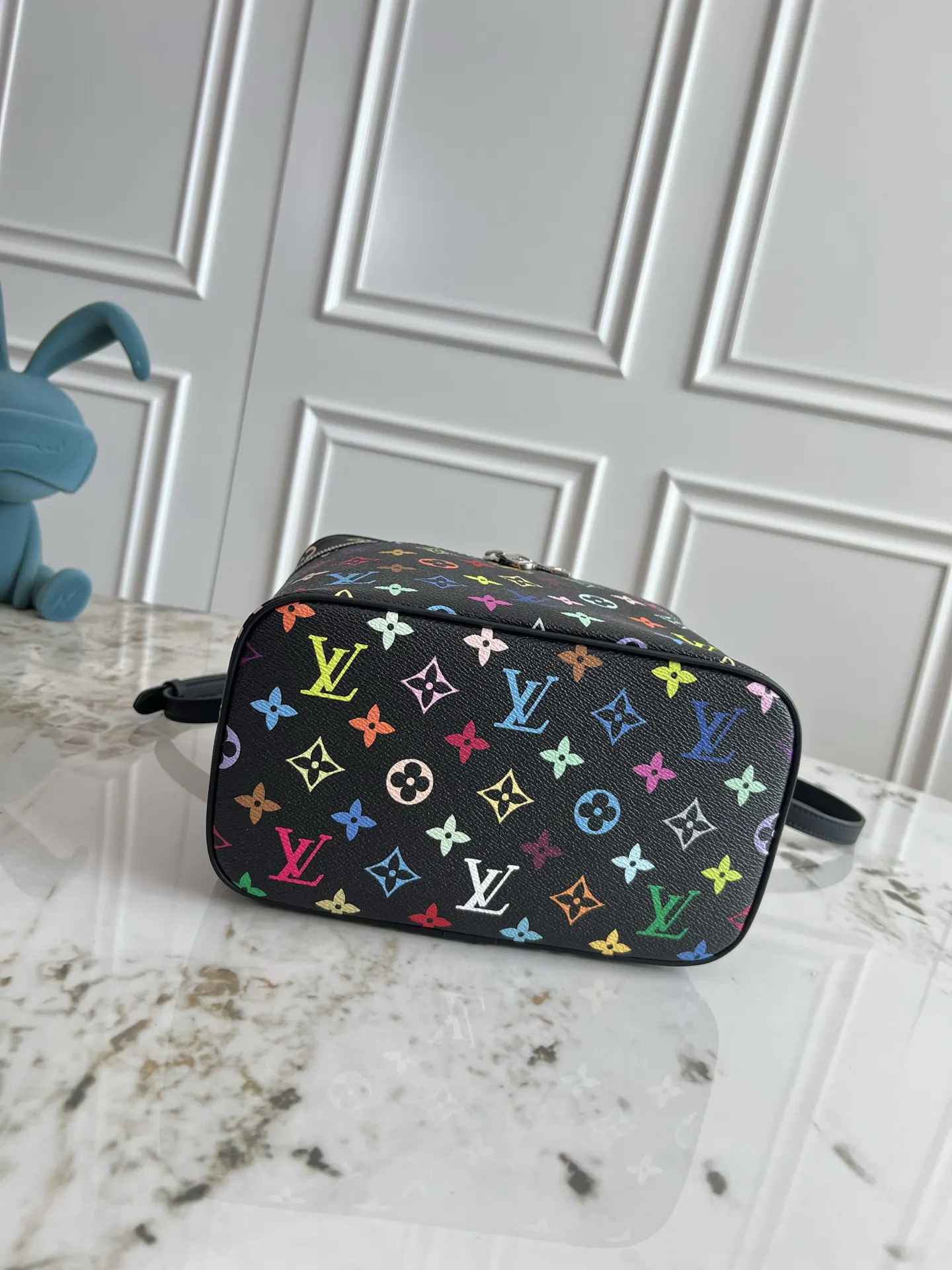 LV 帆布 烟花 庆祝 黑 白彩本 化妝包 便携收納款