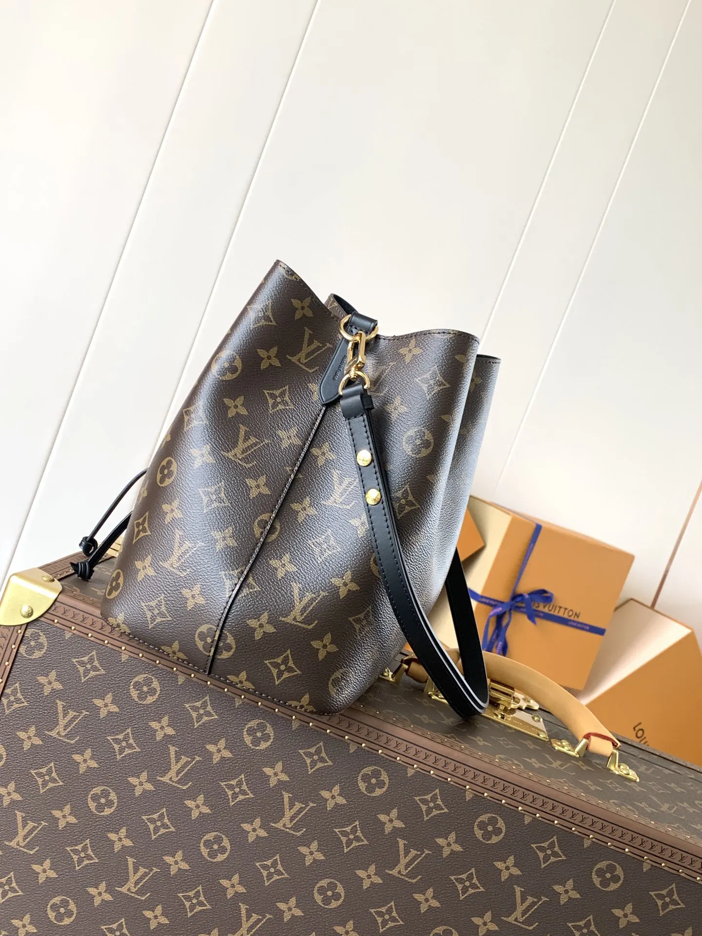 LV 牛皮 Mo涂层帆布一光滑牛皮饰边一超细纤维内 水桶包 休閒水桶款