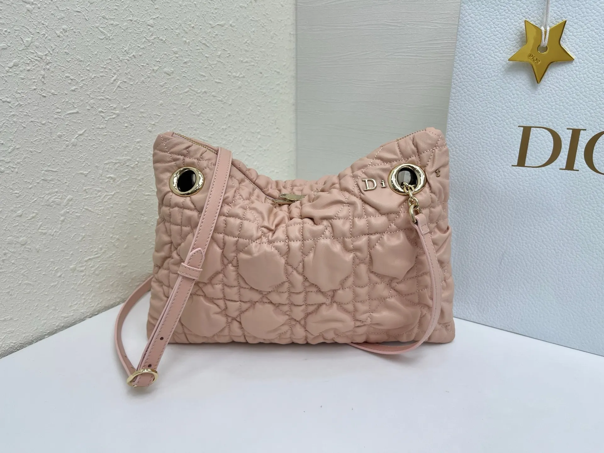 Dior 突显饰以蓬蓬超大藤格纹的新材质 为经典图案注入立体风 链条包 精致链条款