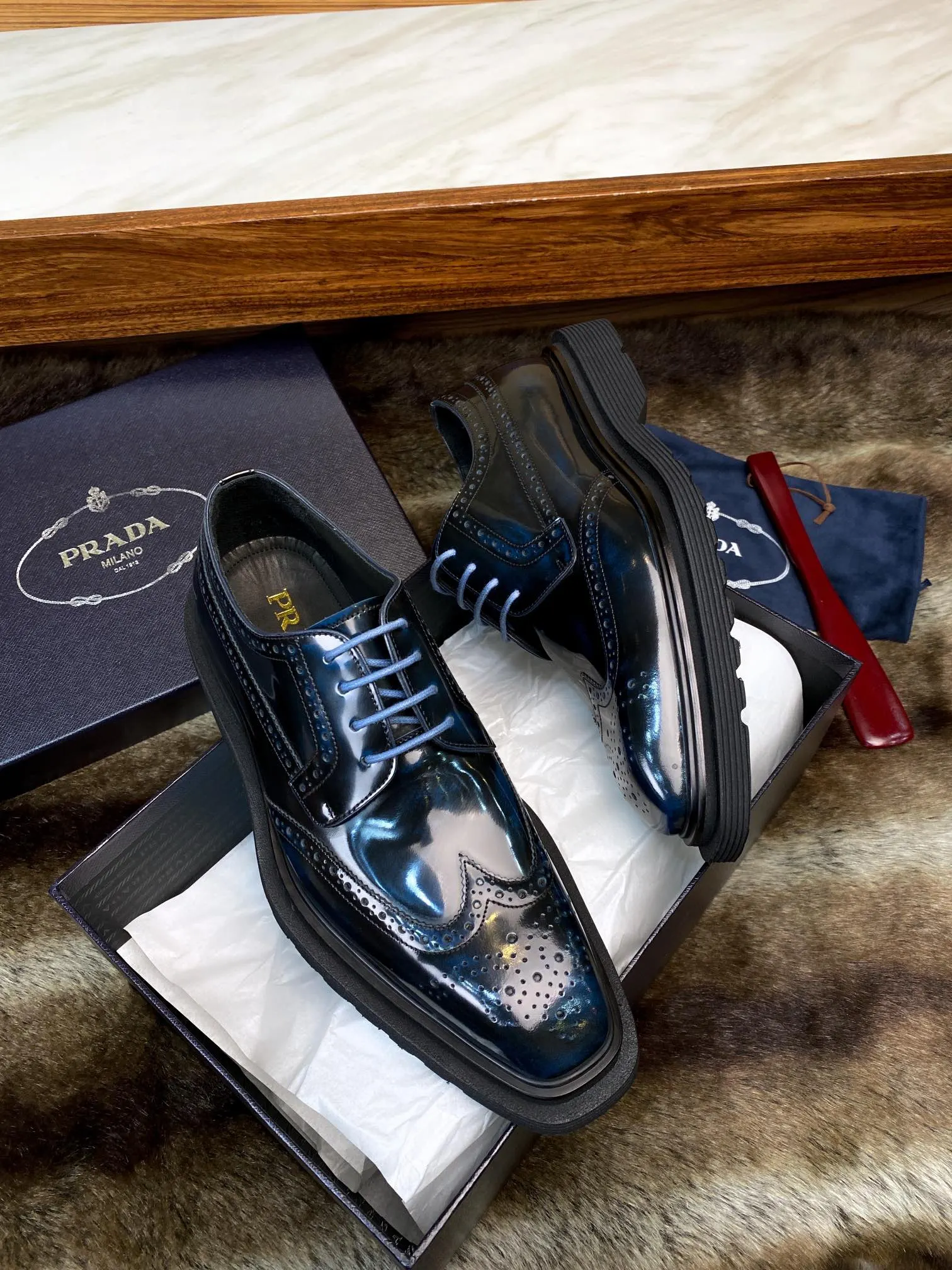 Prada 牛皮 休闲鞋 舒适