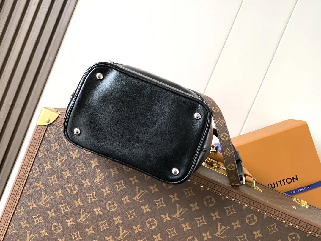 LV 羊皮 Circle 滑动装饰方便调节开口 拉链前袋可随心收 收纳包 旅行收纳款