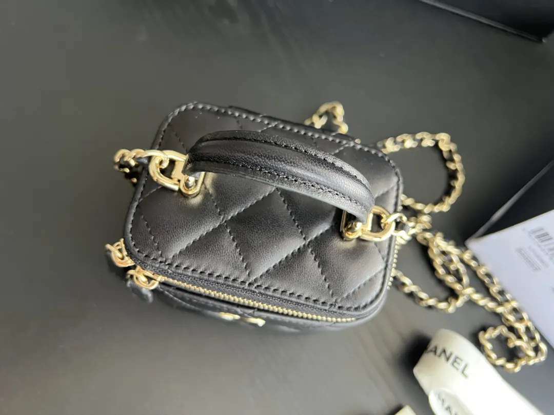 CHANEL 19 Bag 黑色羊皮菱格链条包 金扣款