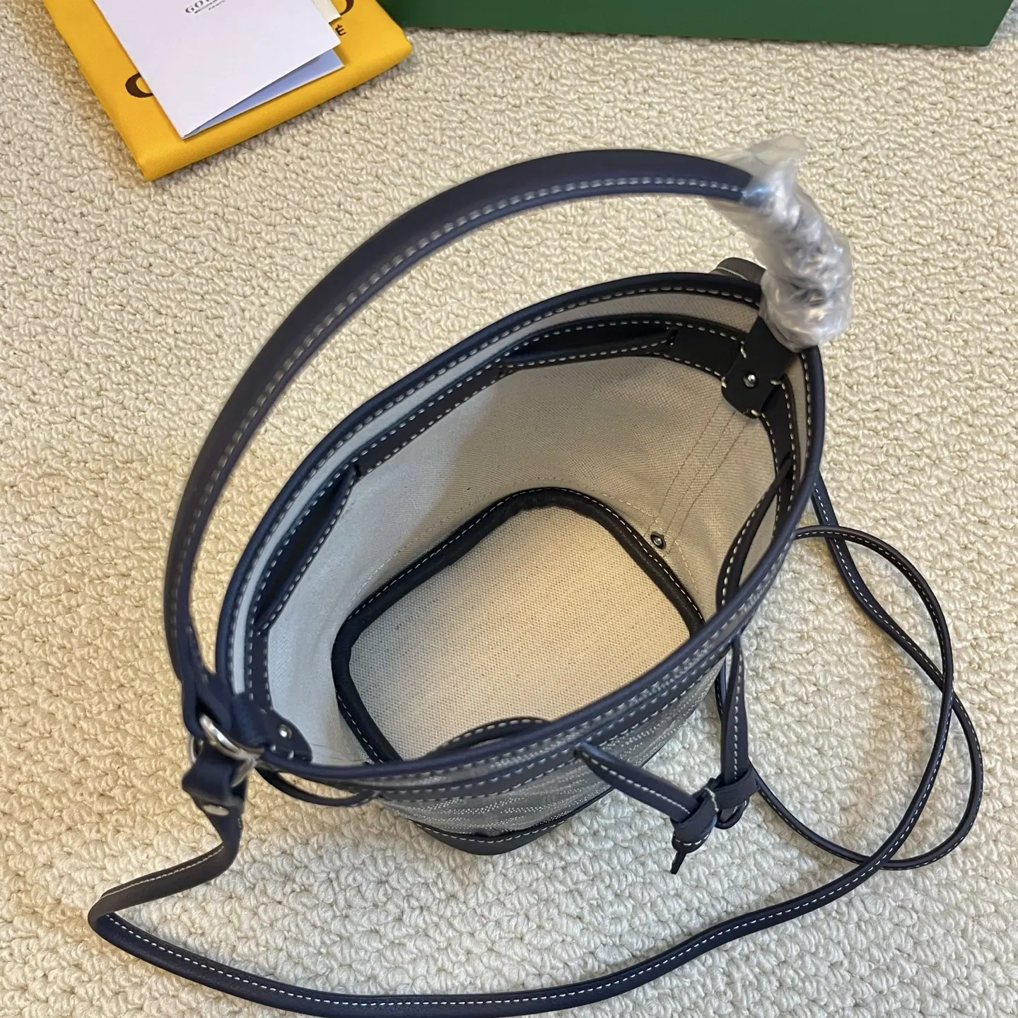 Goyard 皮革 轻盈小巧去始终保持标志性水桶百搭造型 水桶包 休閒水桶款(數字9) Goyard 皮革 轻盈小巧去始终保持标志性水桶百搭造型 水桶包 休閒水桶款(數字9)